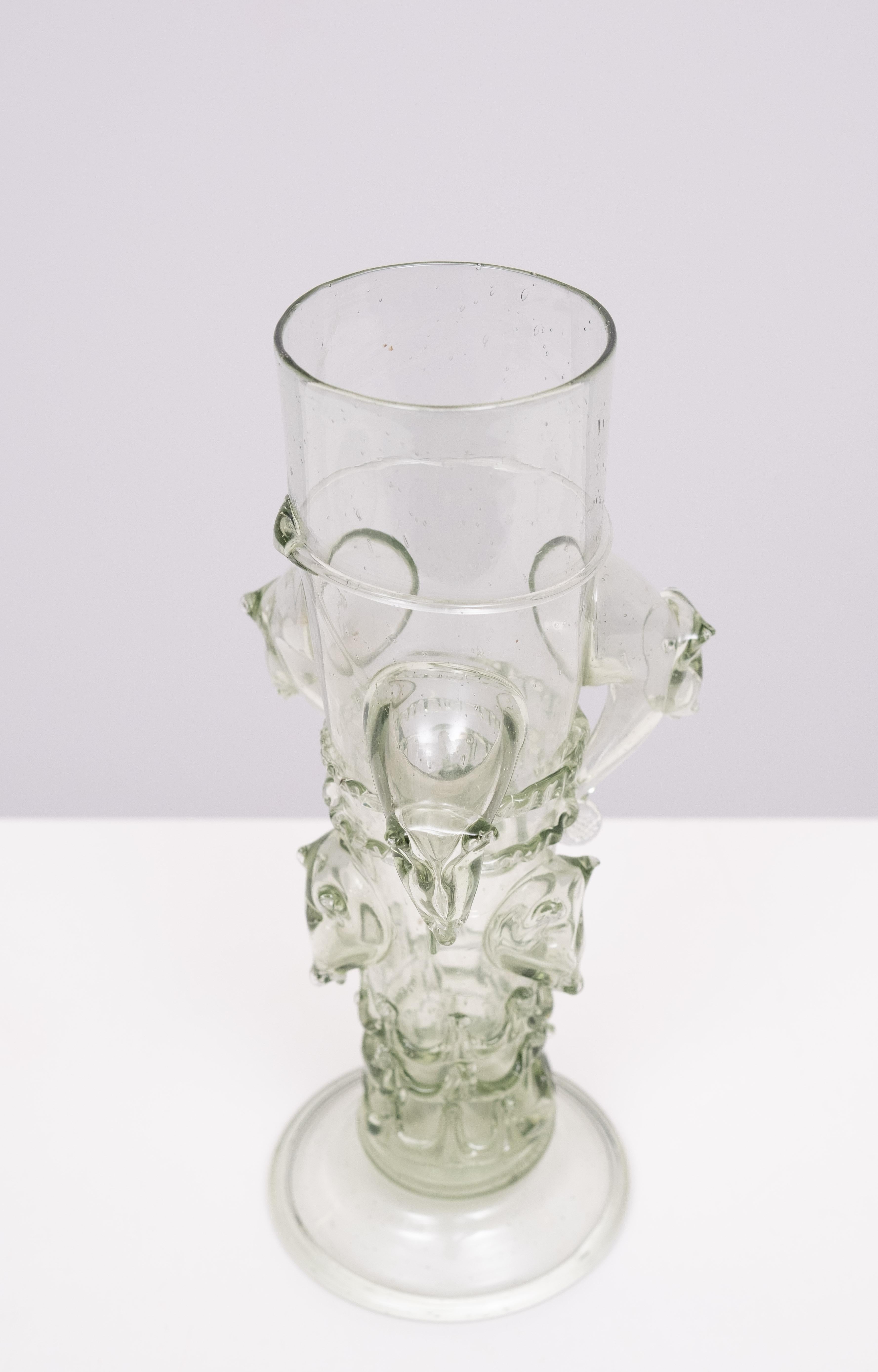 Vaso in vetro artistico intricato di design italiano originale dei primi del Novecento in vetro verde chiaro. Realizzato in Italia, nella regione di Murano, all'inizio del XX secolo. Bellissimo vaso in vetro verde chiaro, soffiato a mano, con figure