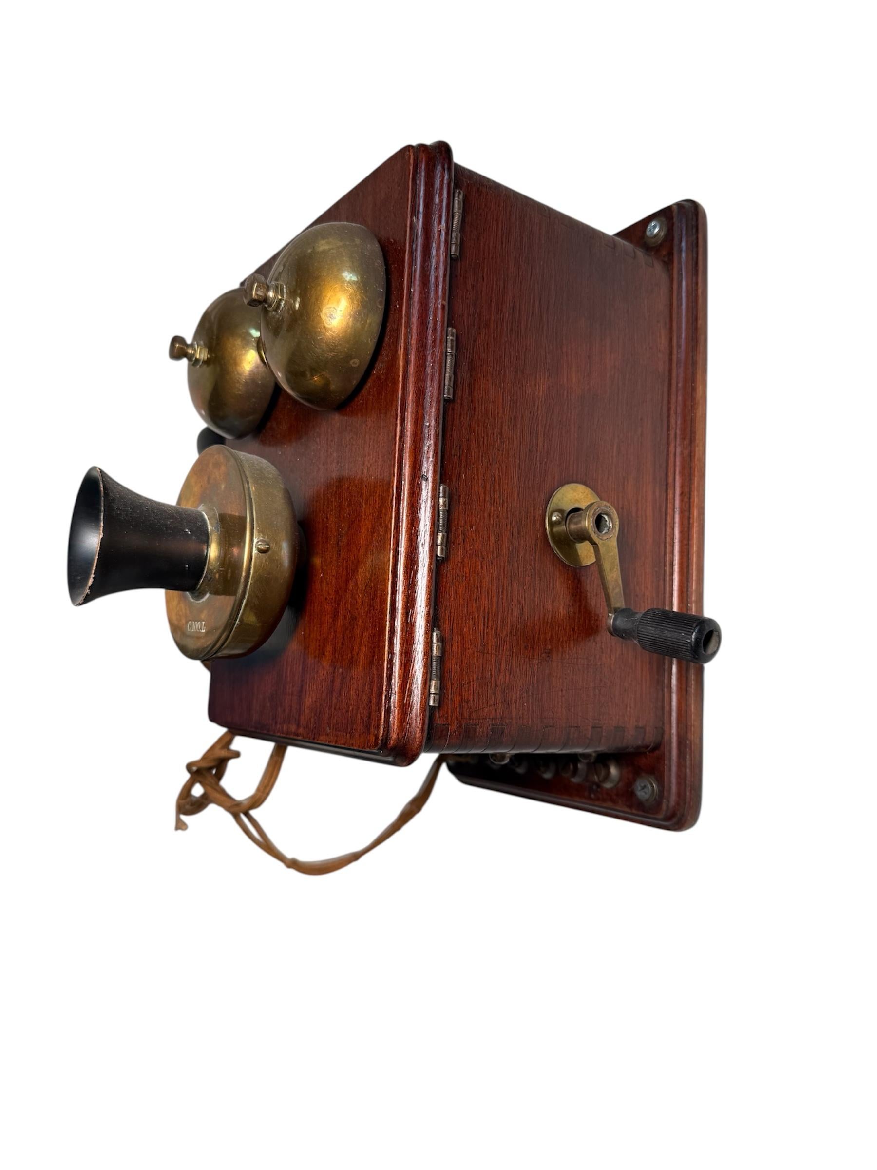 Americano Telefono da parete in legno dei primi del '900 in vendita