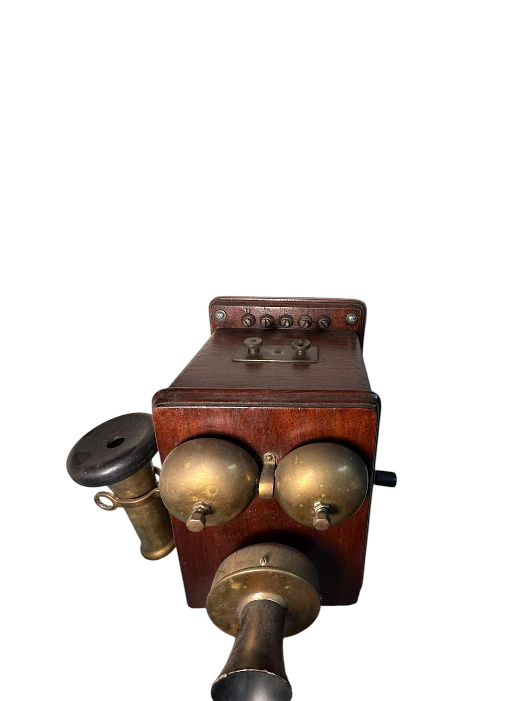 Ottone Telefono da parete in legno dei primi del '900 in vendita