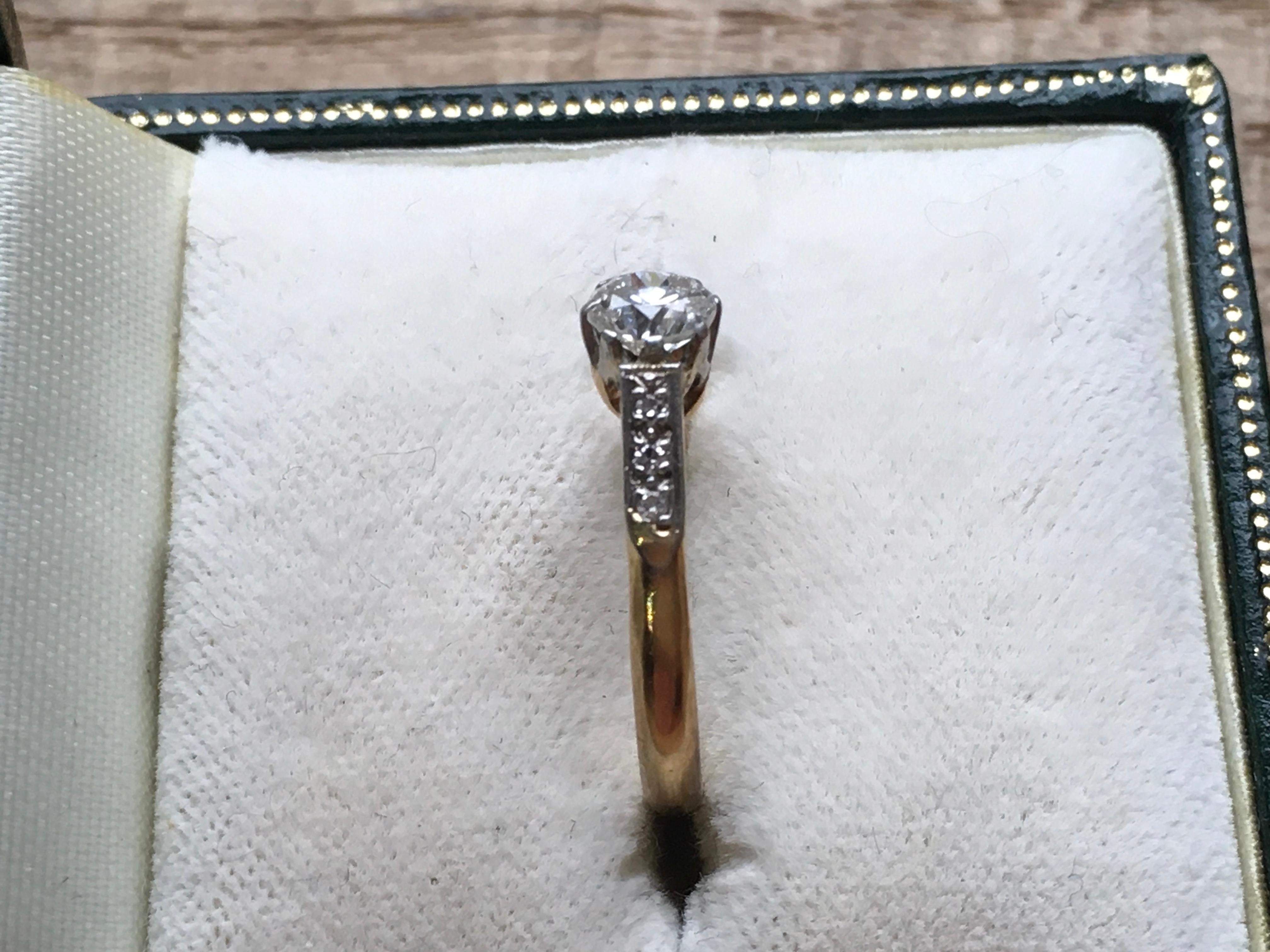 Verlobungsring aus 18 Karat Gold und Platin mit Diamanten im Brillantschliff aus dem frühen 20. Jahrhundert im Angebot 1