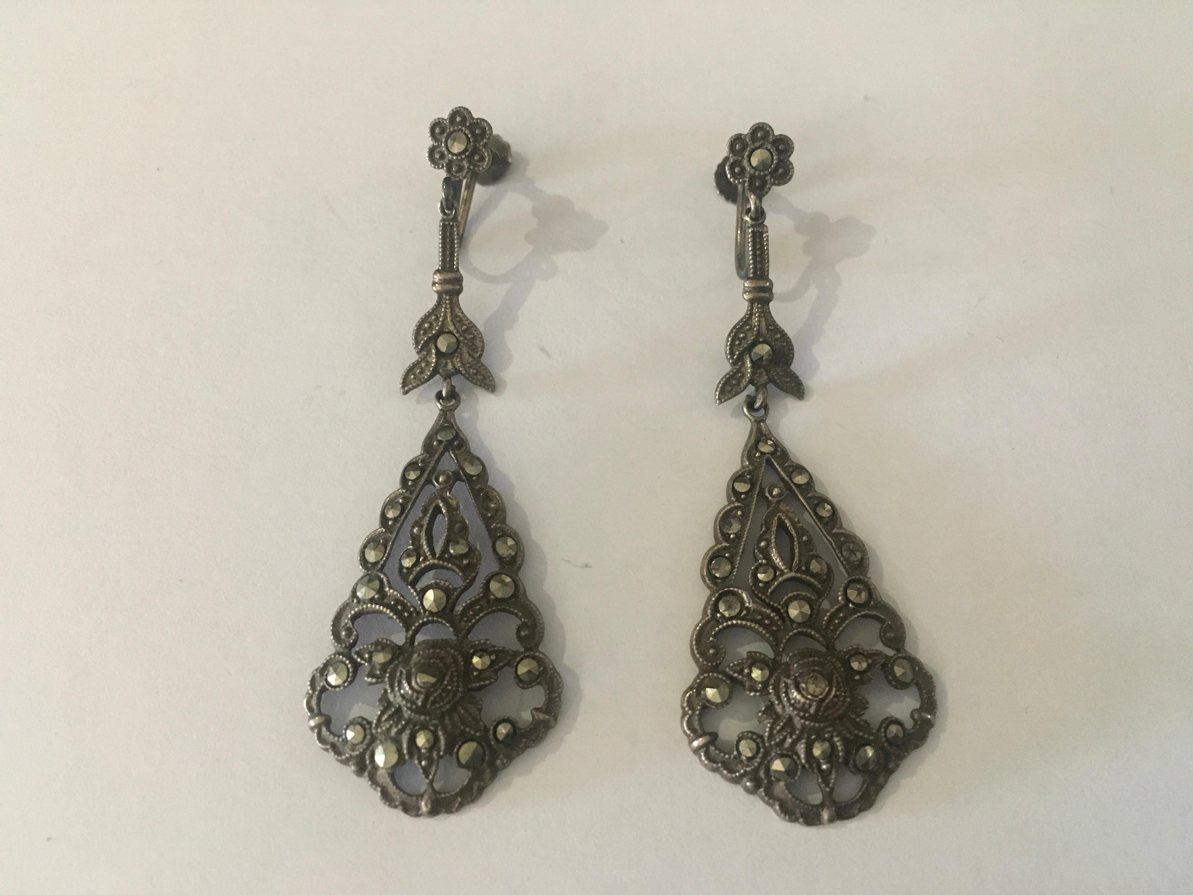 Stunning pair of early 20 th century silver and marcasite screw back drop earrings.
In very good condition no missing stones.
No hallmarks but tests as silver.
These are stunning, very elegant dangly screw back earrings.
Genuine Antique  era