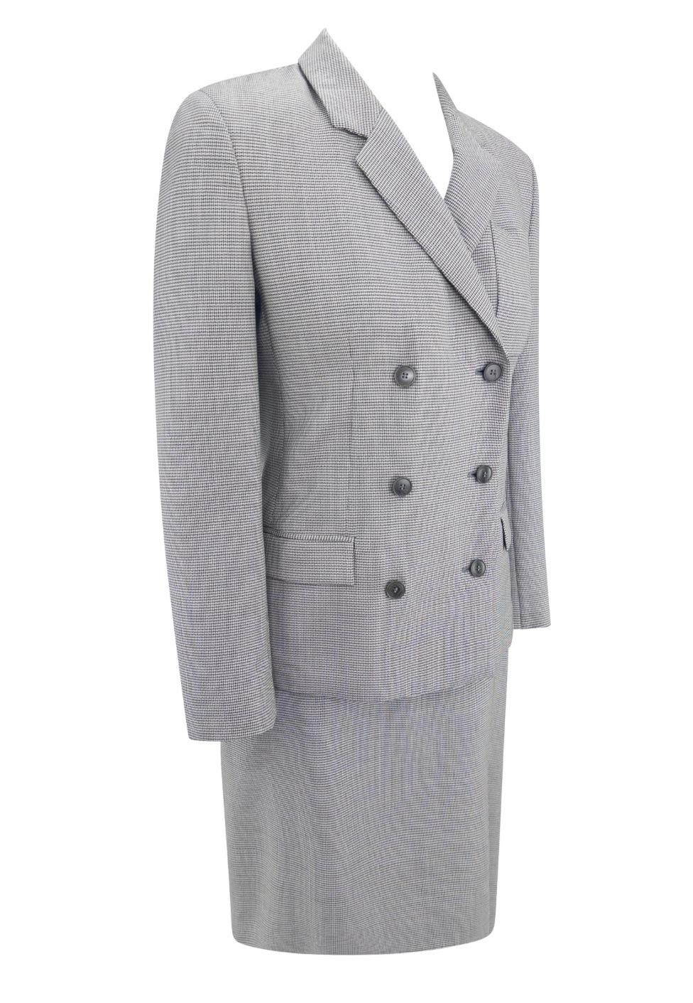 Traje con minifalda de doble botonadura de lana y mohair gris Calvin Klein de principios de la década de 2000 en venta 1