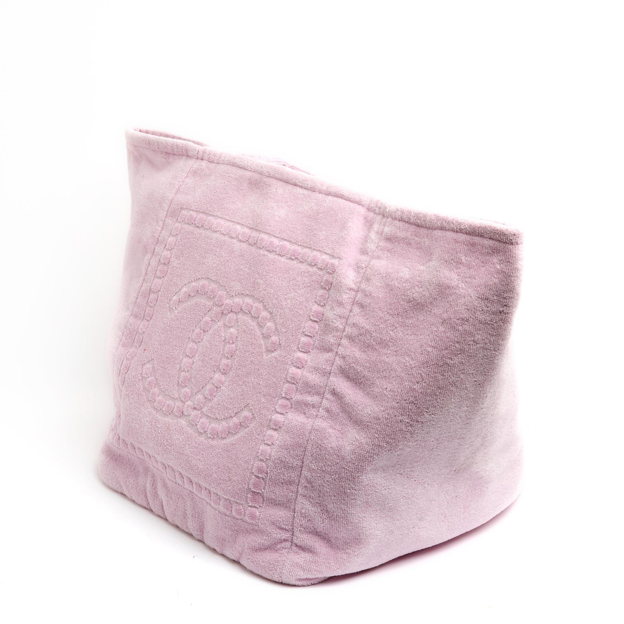 Chanel local bag probably from the early 2000s in very soft pale pink terry cloth, large CC logo on the front and back of the bag, interior in coordinated pink canvas, Chanel Identification logo. Width (base) 30 cm x height 35 cm x depth 30 cm,