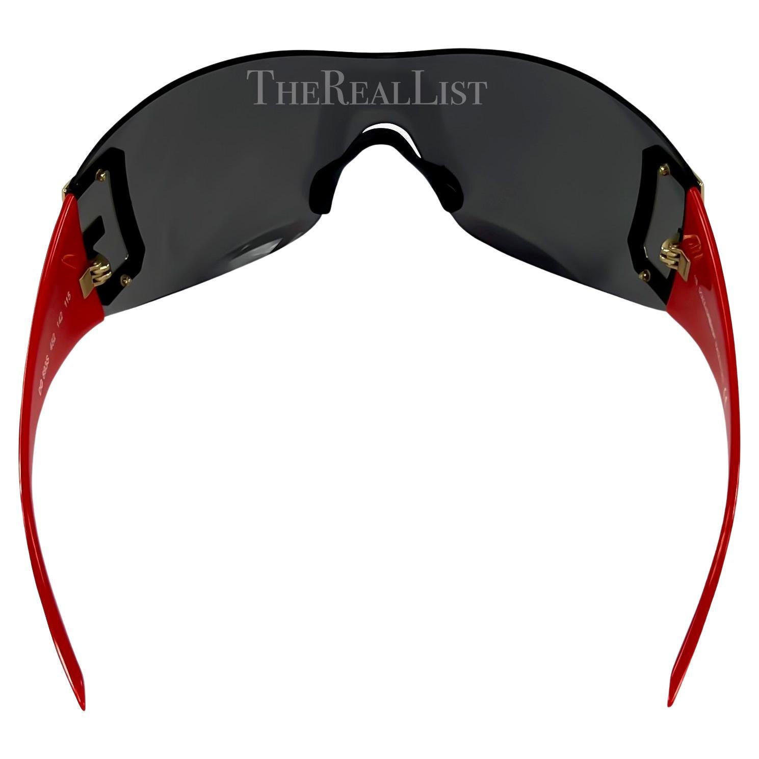 Anfang der 2000er Dolce & Gabbana Rote schildkrötenförmige Strass-Sonnenbrille Damen im Angebot