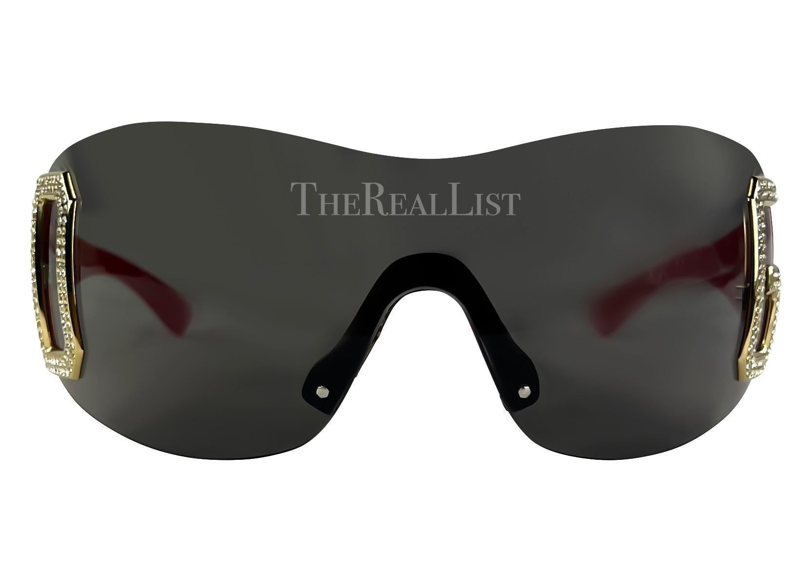 Occhiali da sole Dolce & Gabbana Red Shield senza strass dei primi anni 2000 In condizioni ottime in vendita a West Hollywood, CA