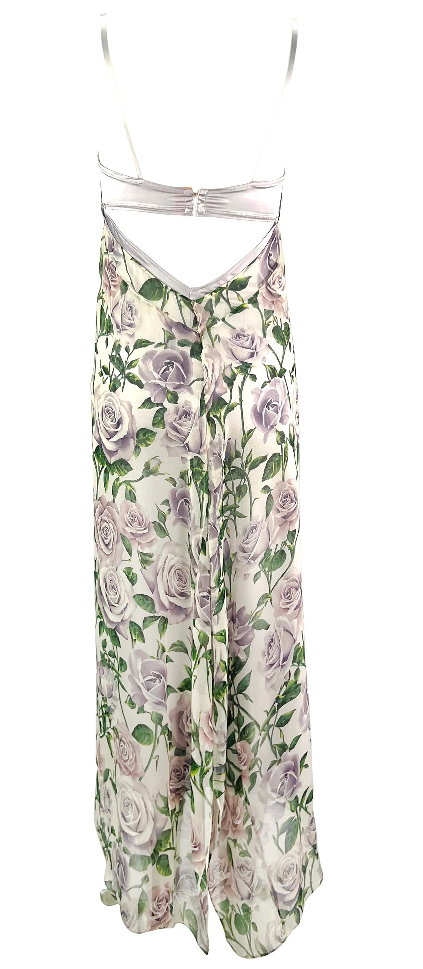 Ich präsentiere ein wunderschönes knöchellanges Kleid mit lila Rosenprint von Dolce & Gabbana. Dieses Kleid aus der Kollektion der frühen 2000er Jahre zeichnet sich durch den für Dolce & Gabbana typischen integrierten BH aus, der mit einem leichten,
