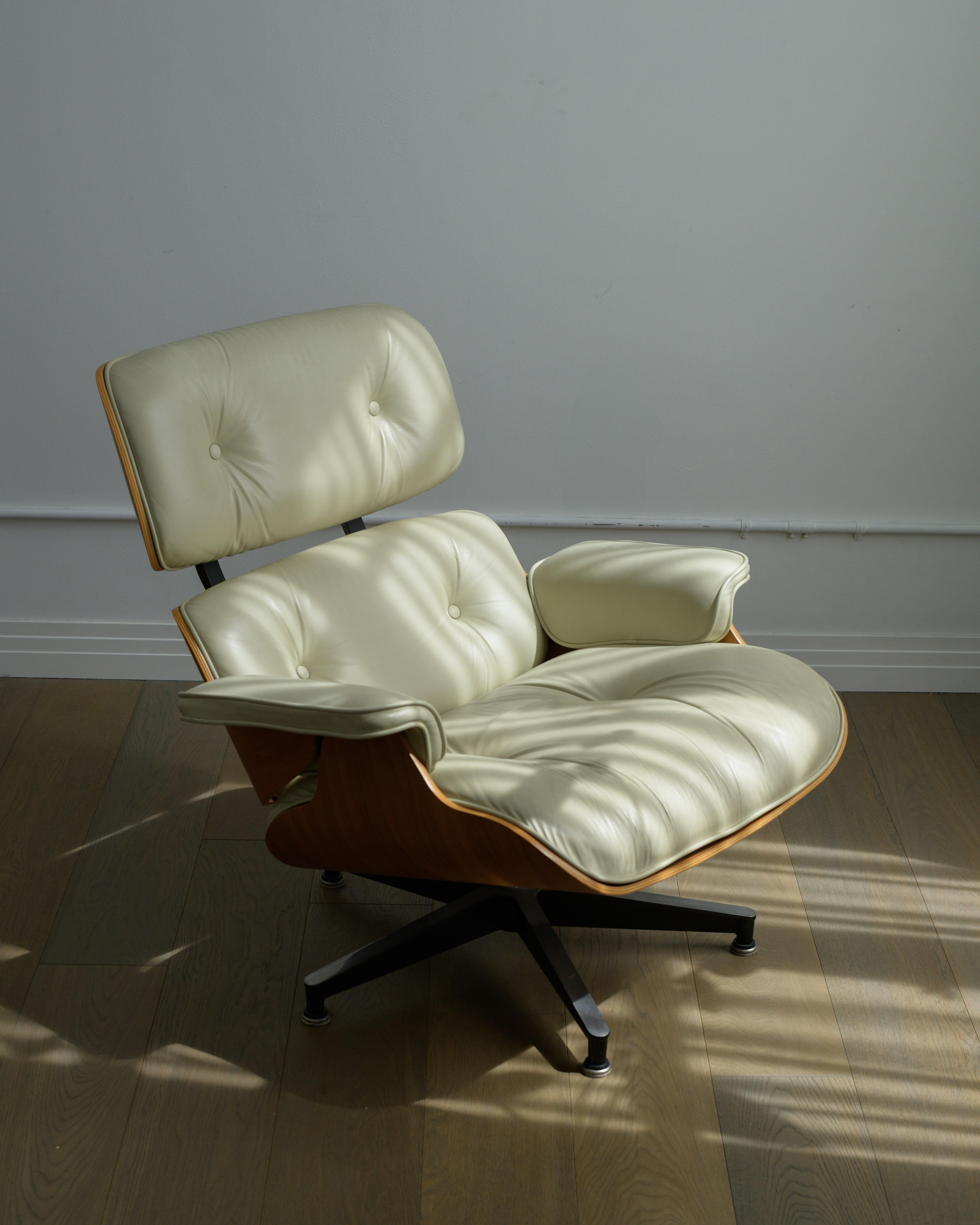 Silla Eames Lounge y otomana de Herman Miller de principios de la década de 2000 Moderno de mediados de siglo en venta