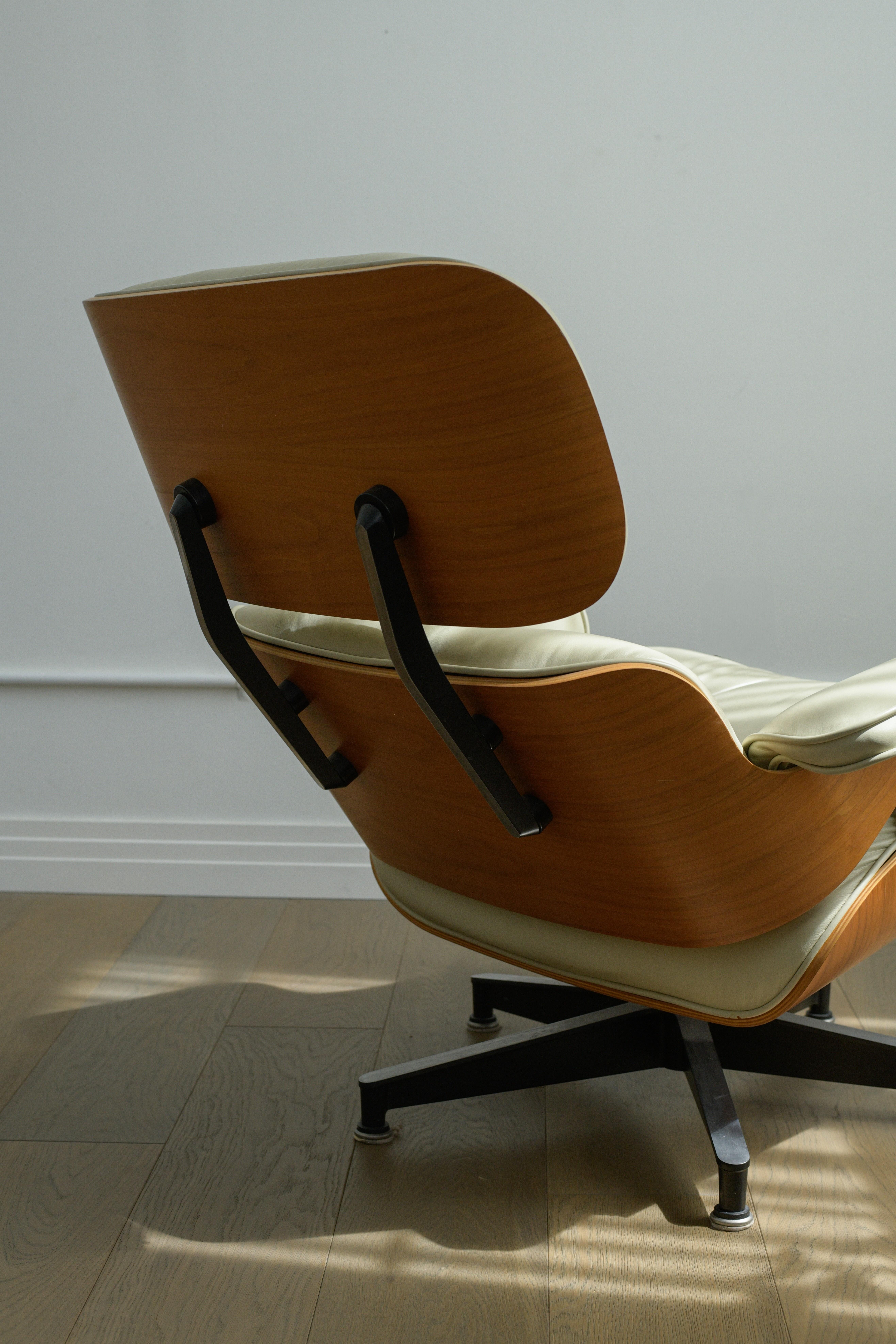 Silla Eames Lounge y otomana de Herman Miller de principios de la década de 2000 en Bueno estado para la venta en Los Angeles, CA
