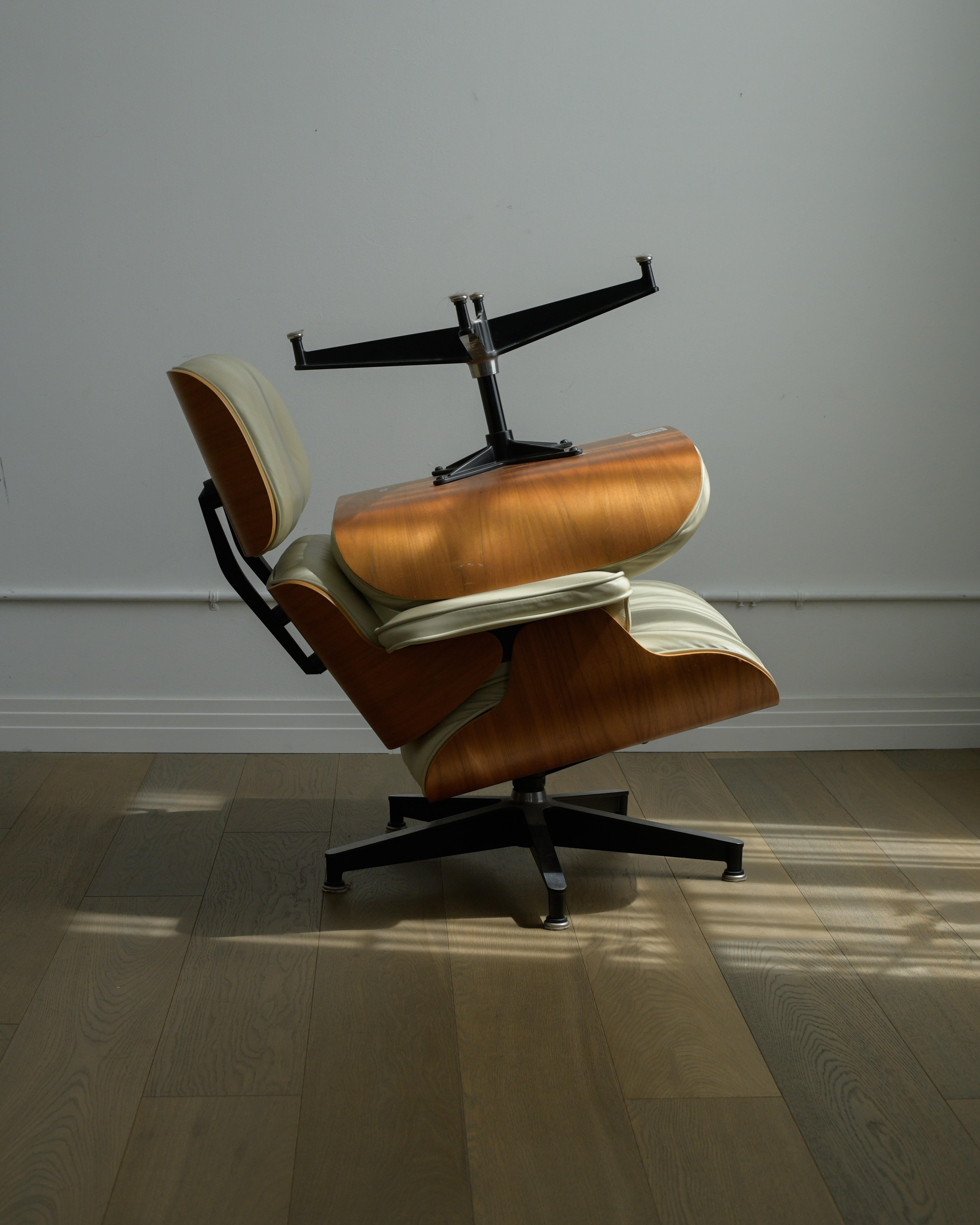 Silla Eames Lounge y otomana de Herman Miller de principios de la década de 2000 Cuero en venta