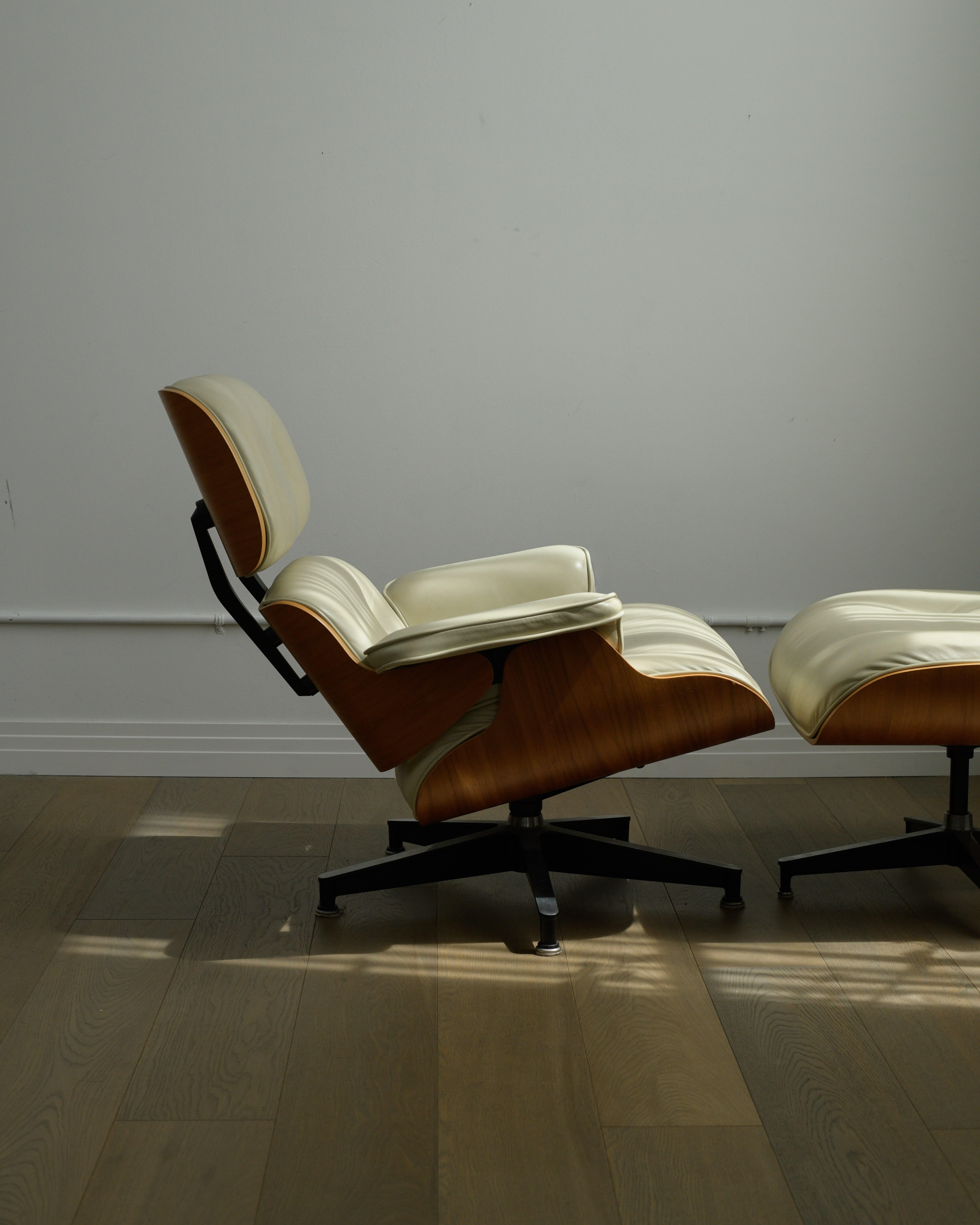 Silla Eames Lounge y otomana de Herman Miller de principios de la década de 2000 en venta 1