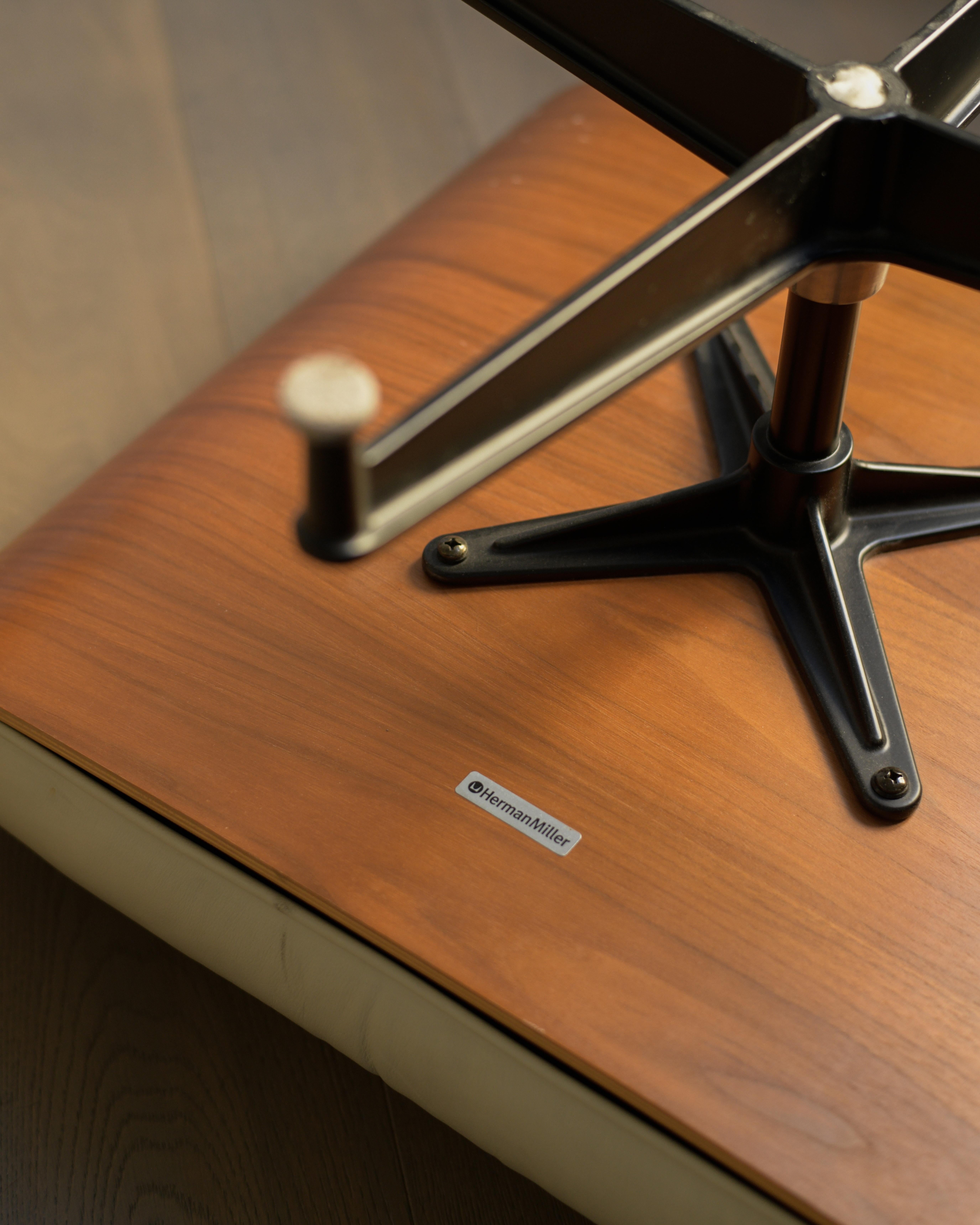 Silla Eames Lounge y otomana de Herman Miller de principios de la década de 2000 en venta 2