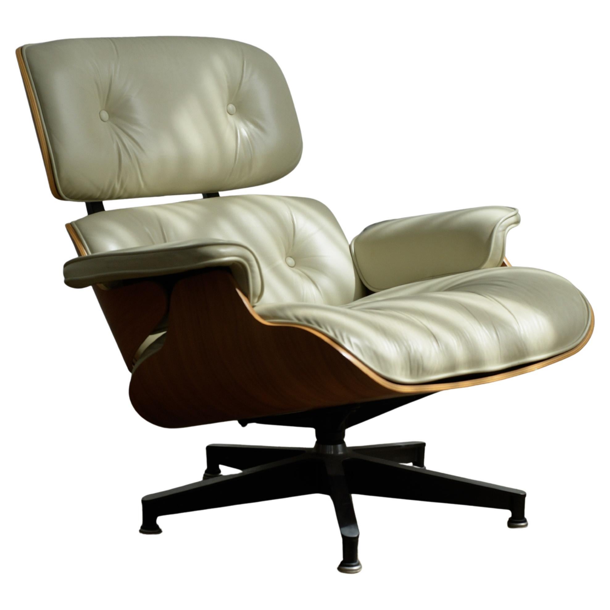 Silla Eames Lounge y otomana de Herman Miller de principios de la década de 2000 en venta
