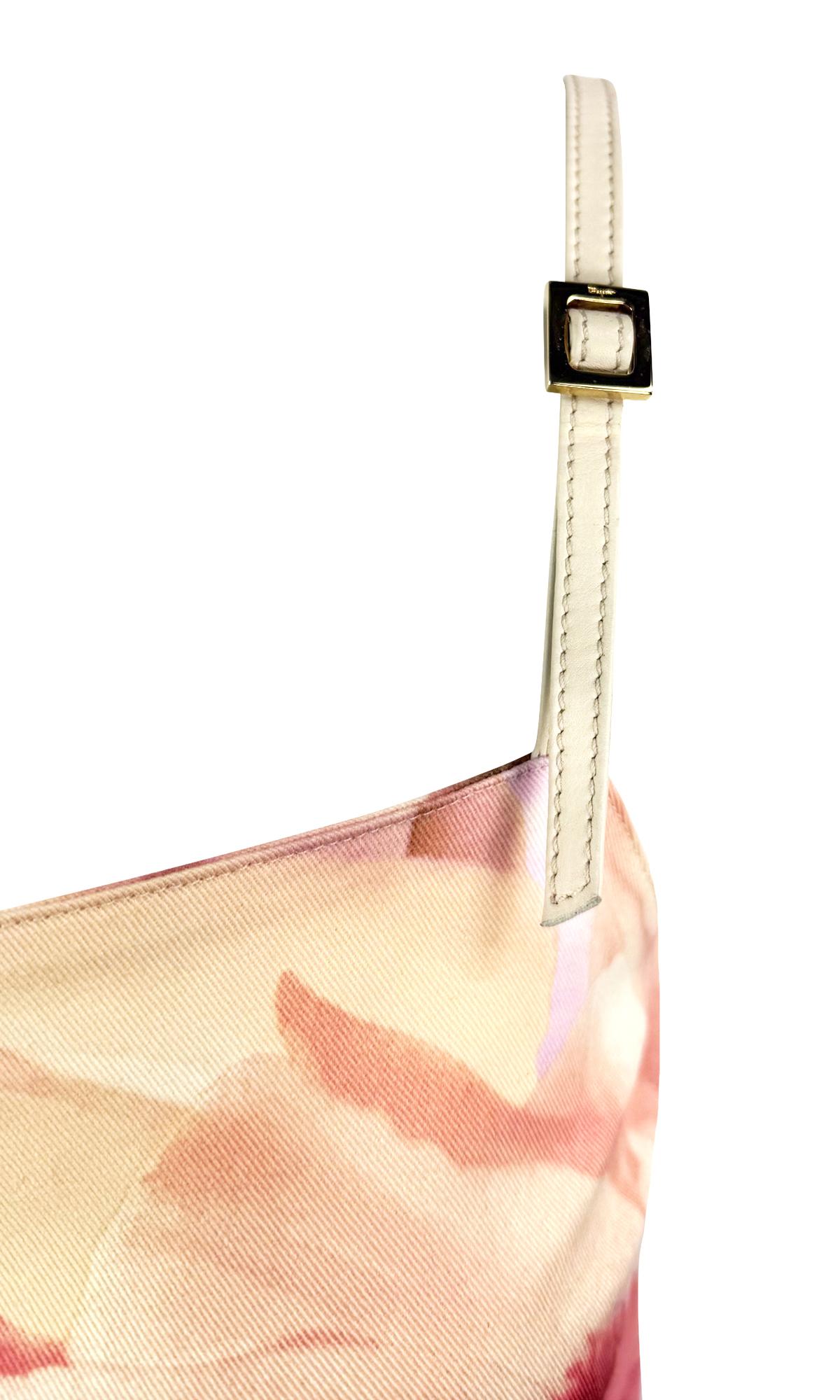 Dieses Ferragamo-Cocktailkleid aus den frühen 2000er Jahren besticht durch einen malerischen rosa Blumendruck auf einem weichen Stoff mit hellbraunen Lederriemen.

Ungefähre Maße:
Größe - IT42, US8, F40, D38
Oberweite: 32