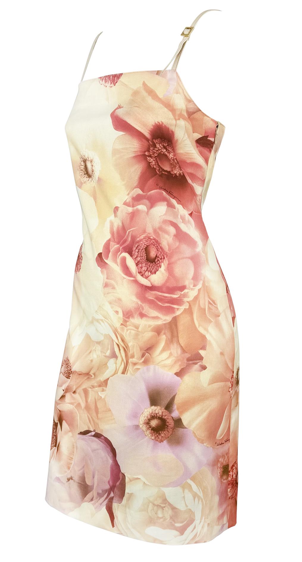 Anfang 2000er Ferragamo Rosa Cocktailkleid mit Blumendruck und braunem Lederriemen (Beige) im Angebot