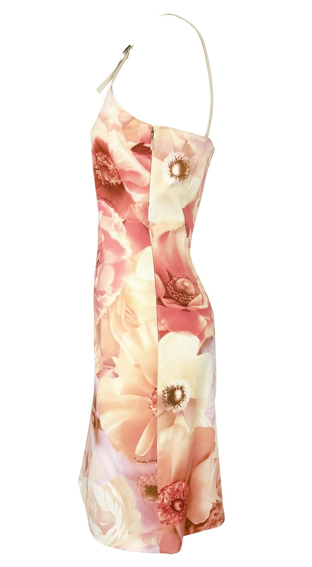 Anfang 2000er Ferragamo Rosa Cocktailkleid mit Blumendruck und braunem Lederriemen im Zustand „Hervorragend“ im Angebot in West Hollywood, CA