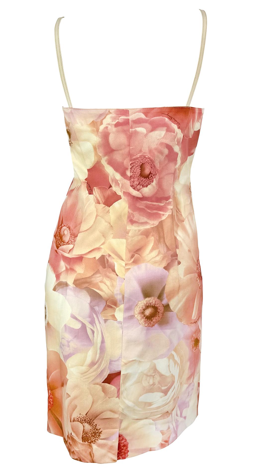 Anfang 2000er Ferragamo Rosa Cocktailkleid mit Blumendruck und braunem Lederriemen Damen im Angebot