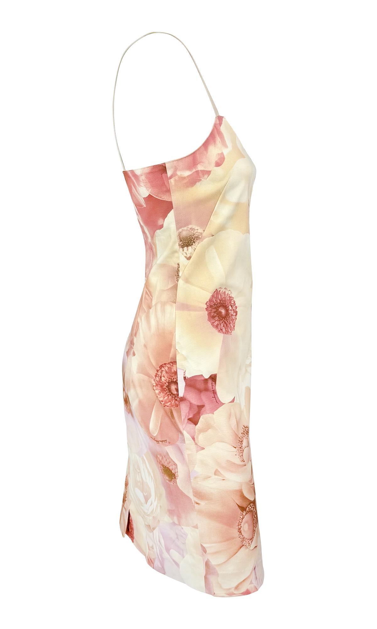 Anfang 2000er Ferragamo Rosa Cocktailkleid mit Blumendruck und braunem Lederriemen im Angebot 1