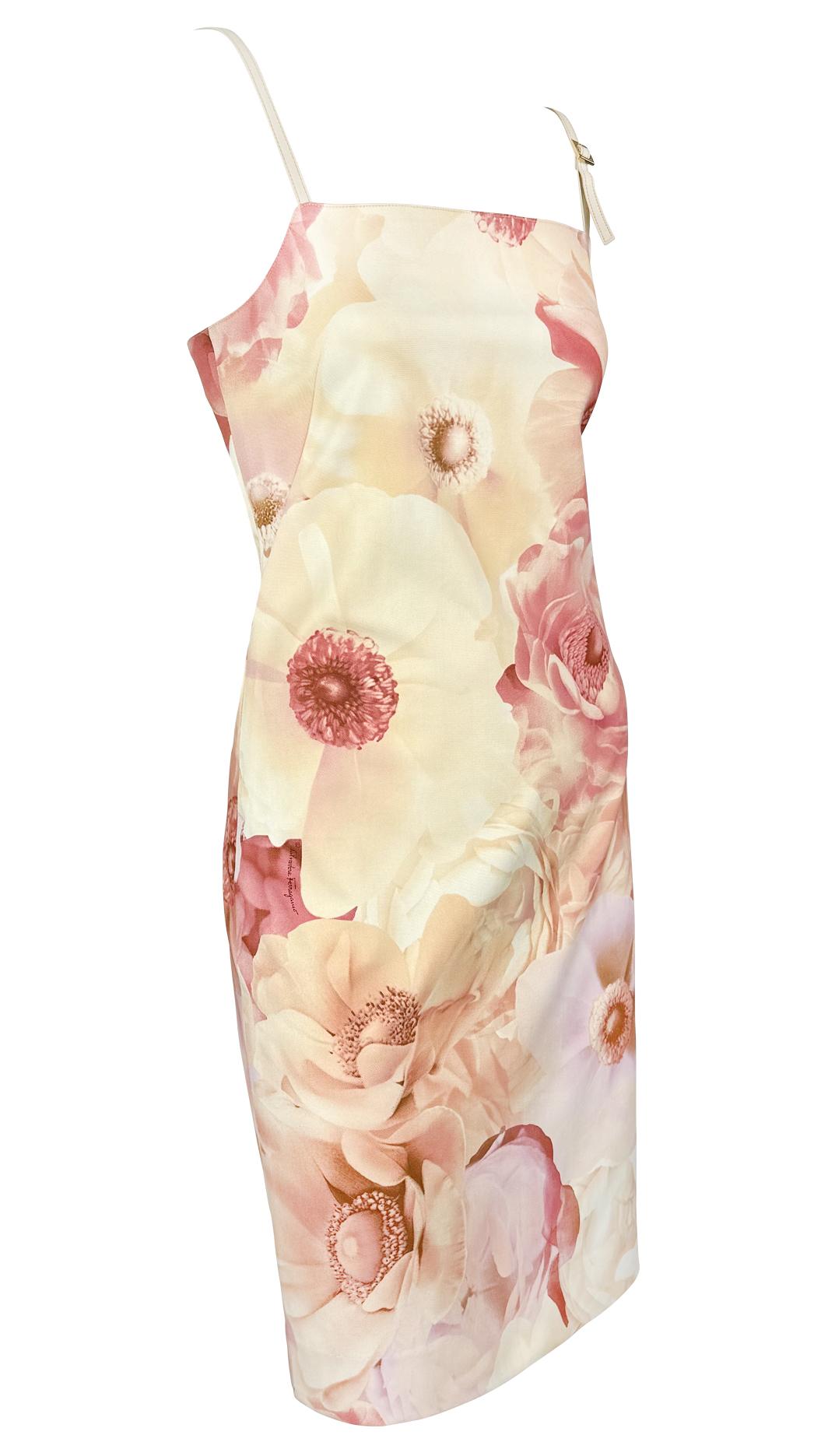 Anfang 2000er Ferragamo Rosa Cocktailkleid mit Blumendruck und braunem Lederriemen im Angebot 2