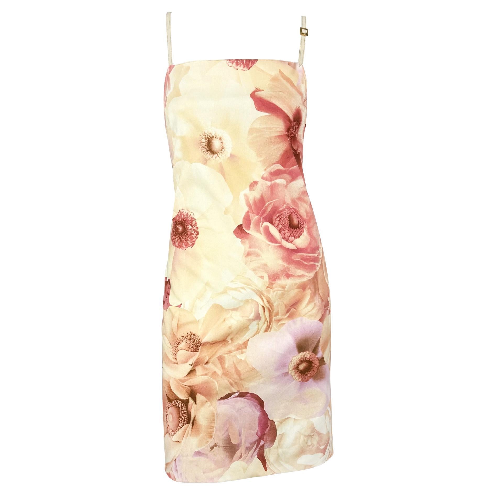 Anfang 2000er Ferragamo Rosa Cocktailkleid mit Blumendruck und braunem Lederriemen im Angebot