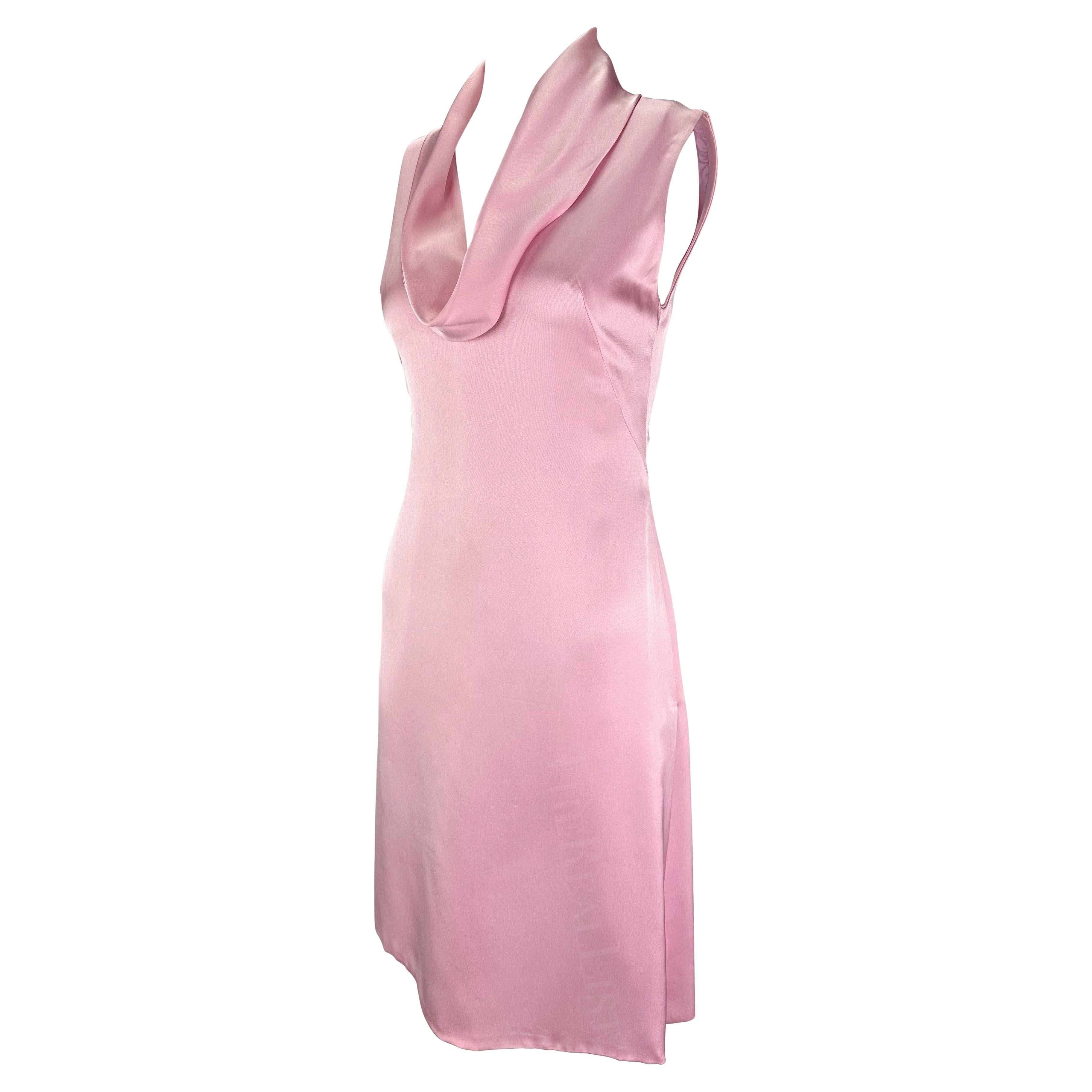 Nous vous présentons une magnifique mini robe rose pâle Gianni Versace, conçue par Donatella Versace. Datant du début des années 2000, cette robe rose pastel enchante par sa teinte délicate et brille par le toucher luxueux du satin de soie. Le