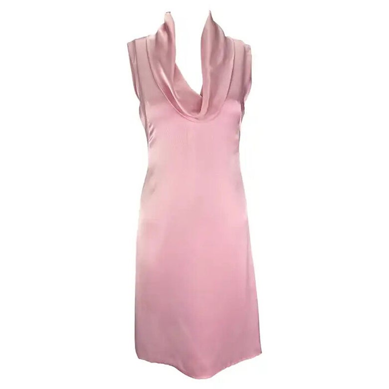 Anfang der 2000er Gianni Versace by Donatella Hellrosa Seiden-Minikleid mit Rundhalsausschnitt im Angebot