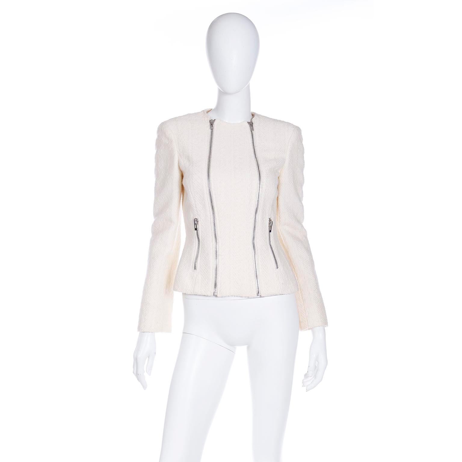 Diese vielseitige Winterjacke aus weißem Wollboucle von Gianni Versace verfügt über doppelte Reißverschlüsse an der Vorderseite, die dem Stück eine Reihe von Optionen für verschiedene Looks verleihen, da beide Reißverschlüsse sowohl von oben als