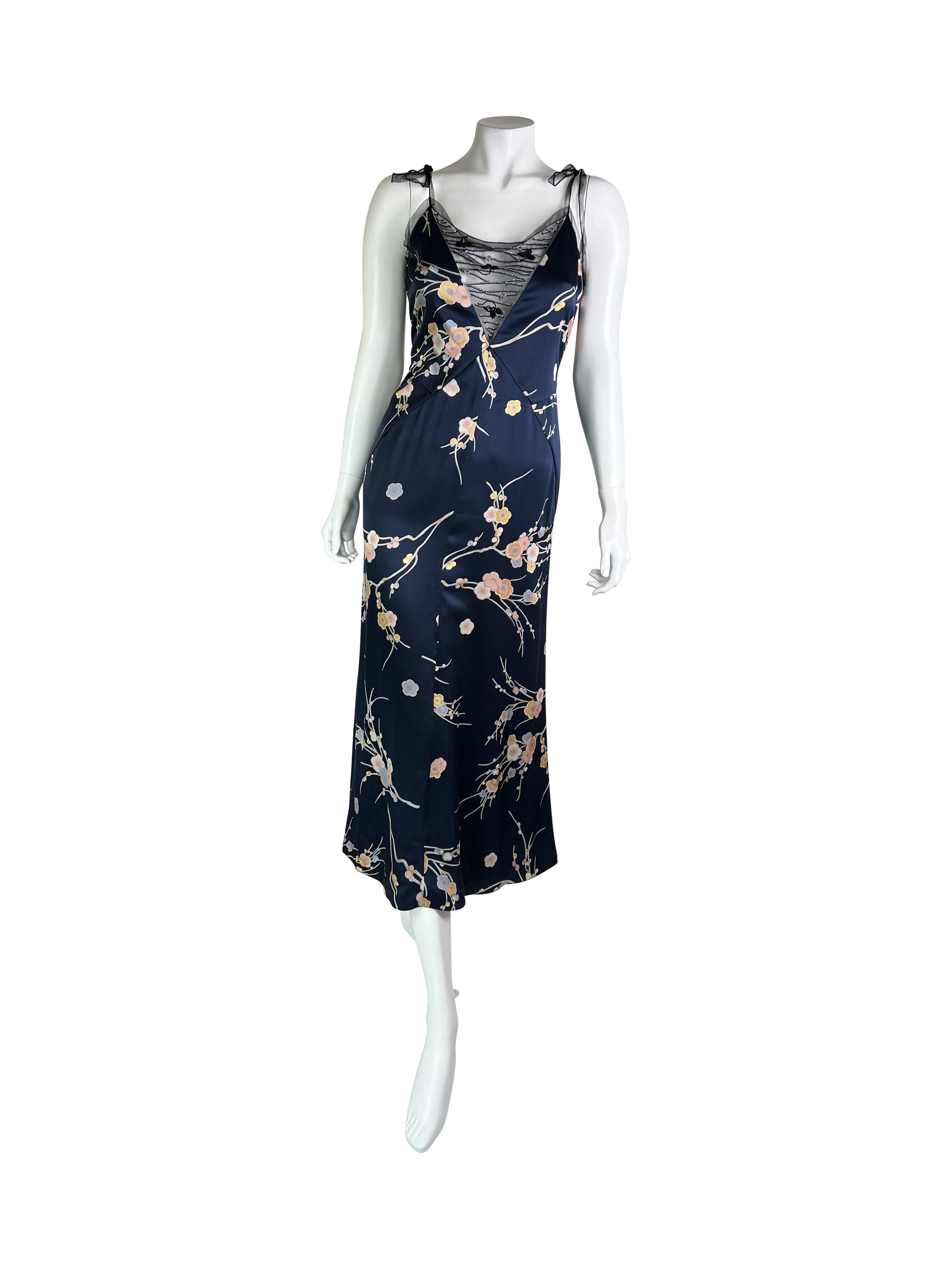 A gorgeous silk printed dress with beautiful embellished details. 

Size IT 44, recommend for M/L.

Measurements:

Armpit to armpit - 44 cm (17,5 in)
Waist - 40 cm (15,5 in)
Length - 128 cm (50,5 in)
Excellent vintage condition.