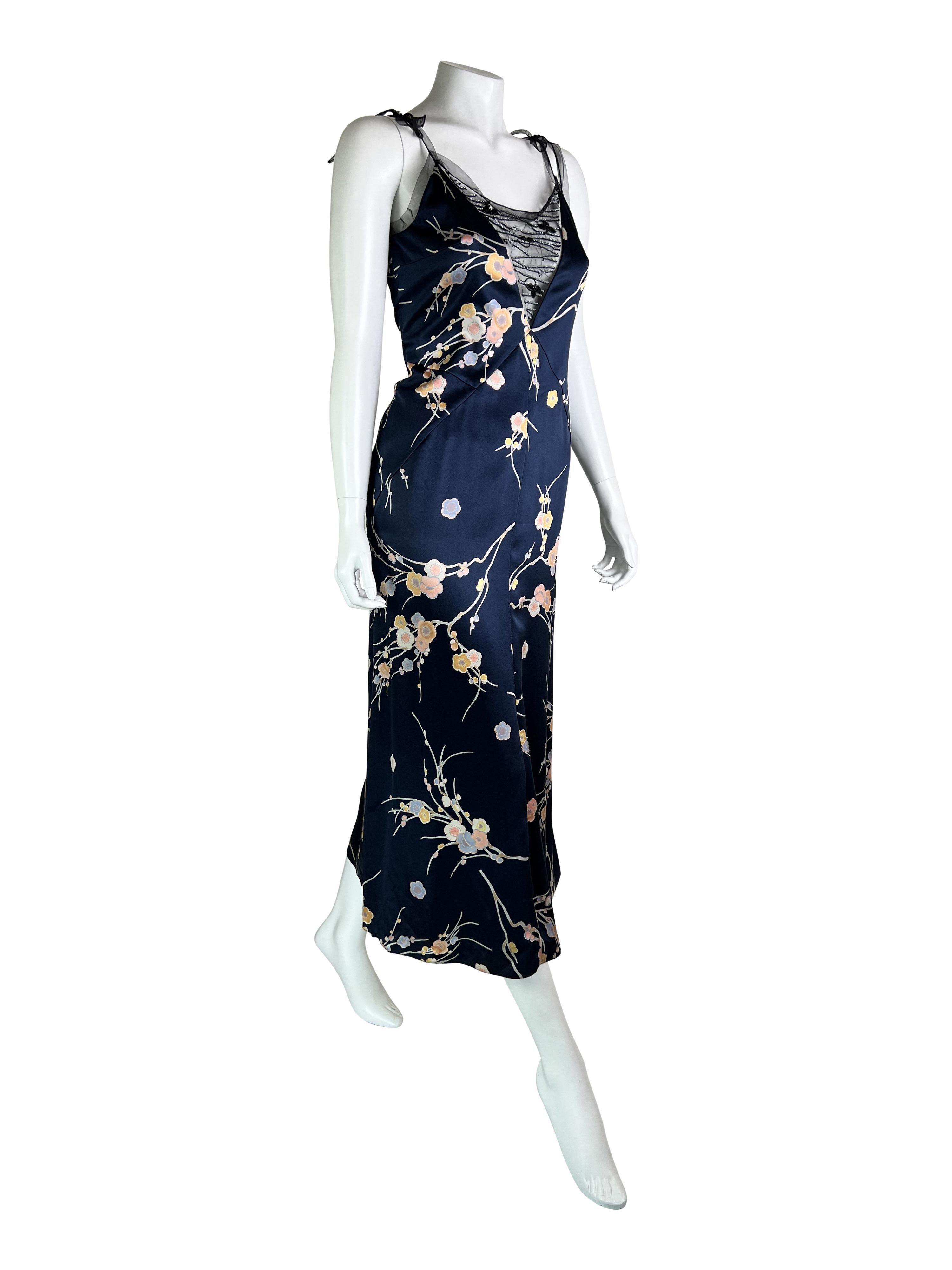Otoño 2004 Giorgio Armani Vestido de seda con estampado de cerezos en flor Negro