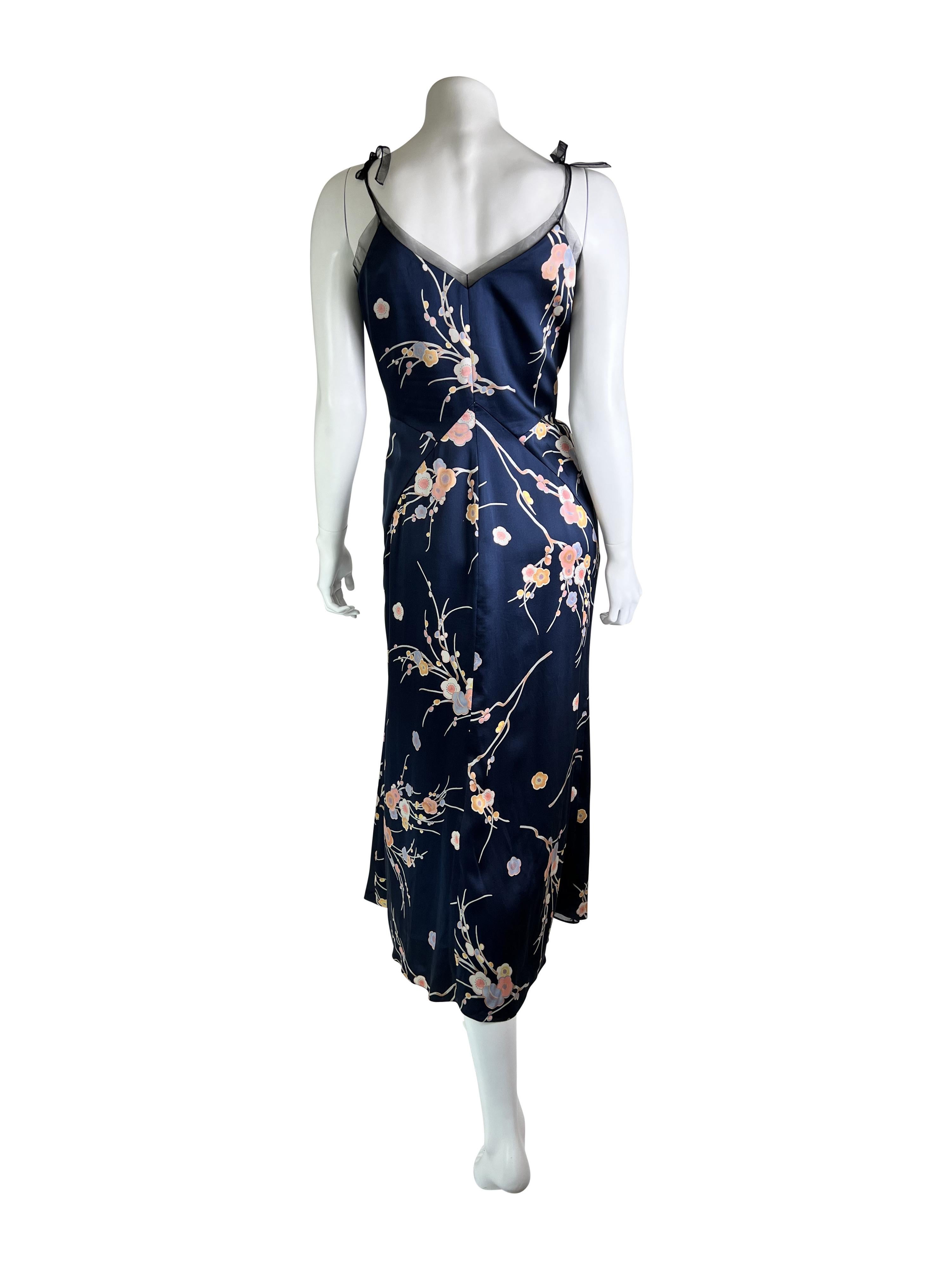 Otoño 2004 Giorgio Armani Vestido de seda con estampado de cerezos en flor en Excelente Estado en Prague, CZ