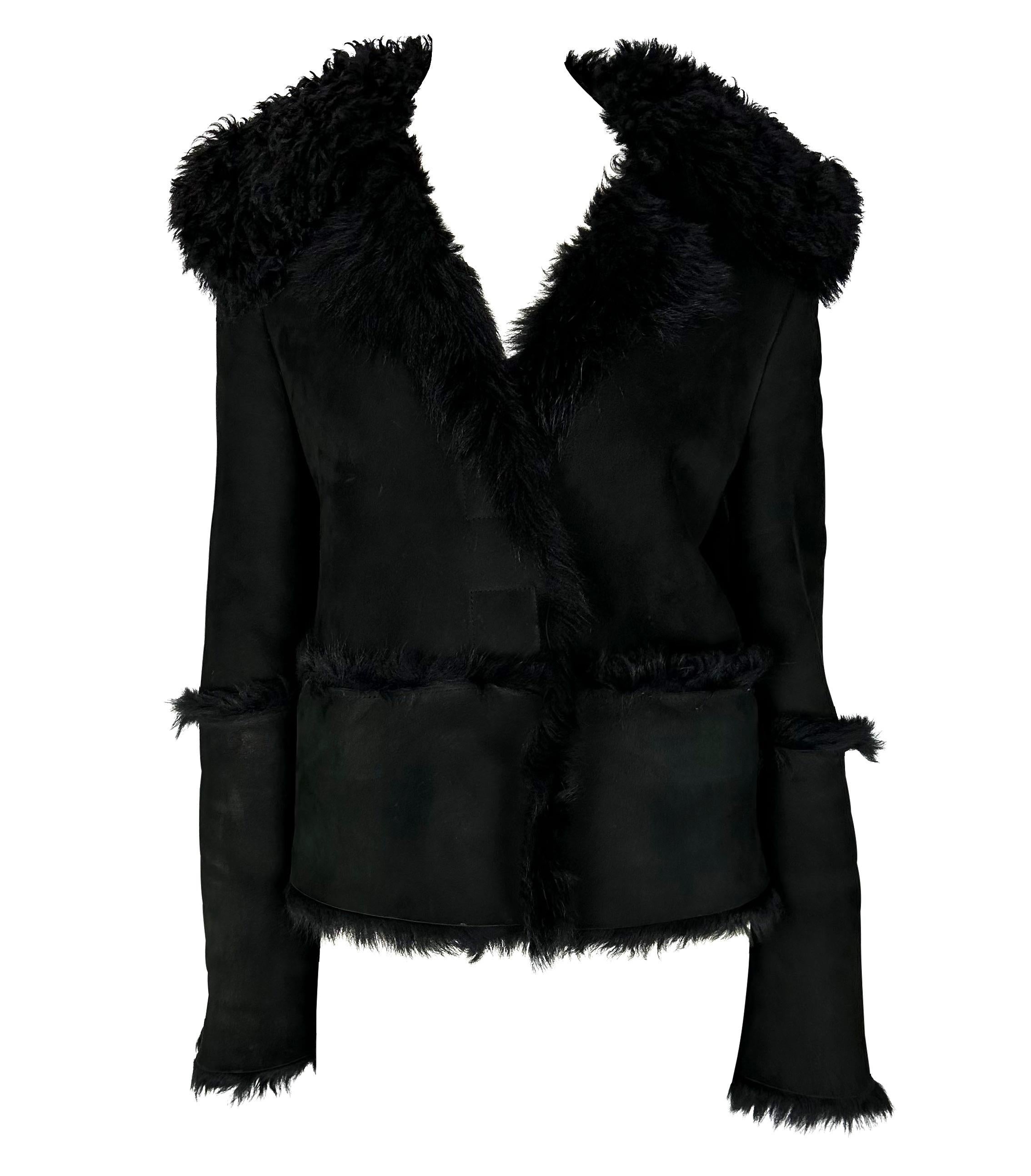 Nous vous présentons une fabuleuse veste moto surdimensionnée en shearling noir Gucci, créée par Tom Ford. Datant du début des années 2000, cet indispensable de l'hiver est entièrement réalisé en shearling et doublé d'une épaisse fourrure. La