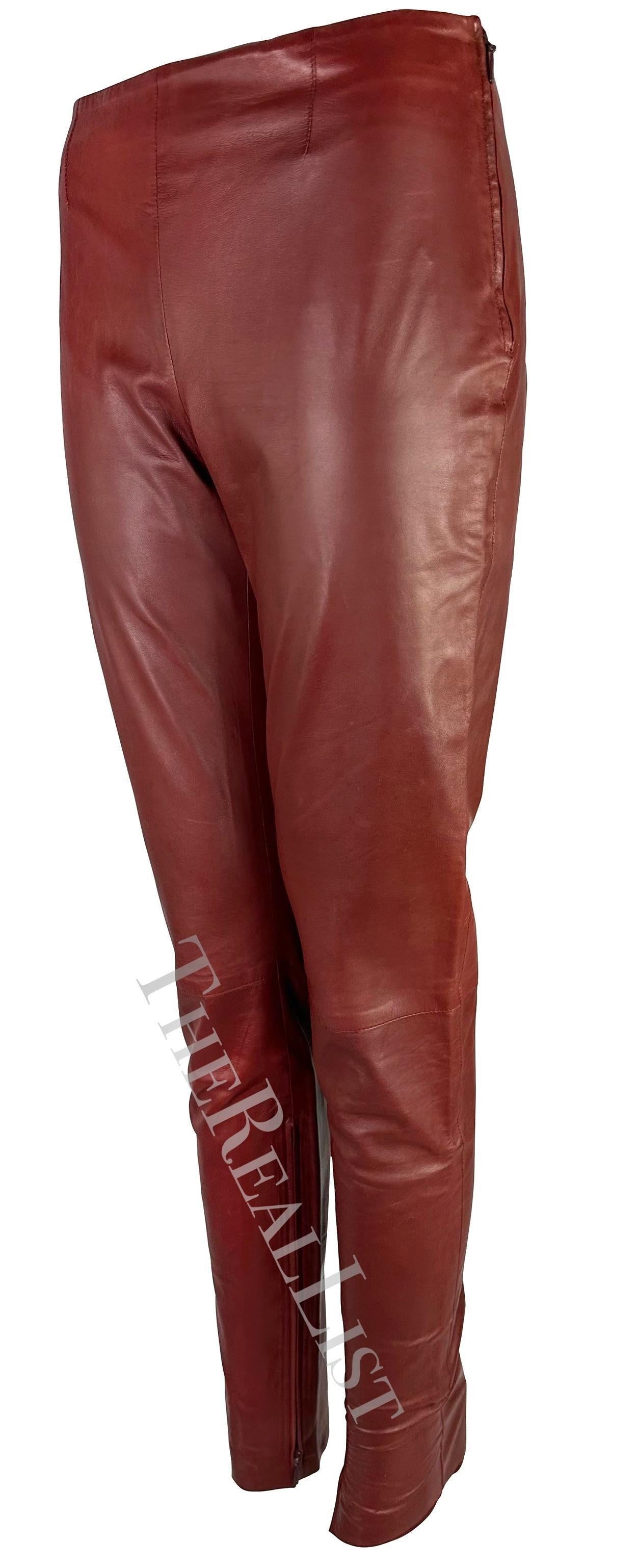 Présentation d'un fabuleux pantalon Gucci en cuir rouge, conçu par Tom Ford. Datant du début des années 2000, ce pantalon est entièrement réalisé en cuir rouge foncé somptueux. Avec une taille haute flatteuse et une coupe fuselée élégante, ce