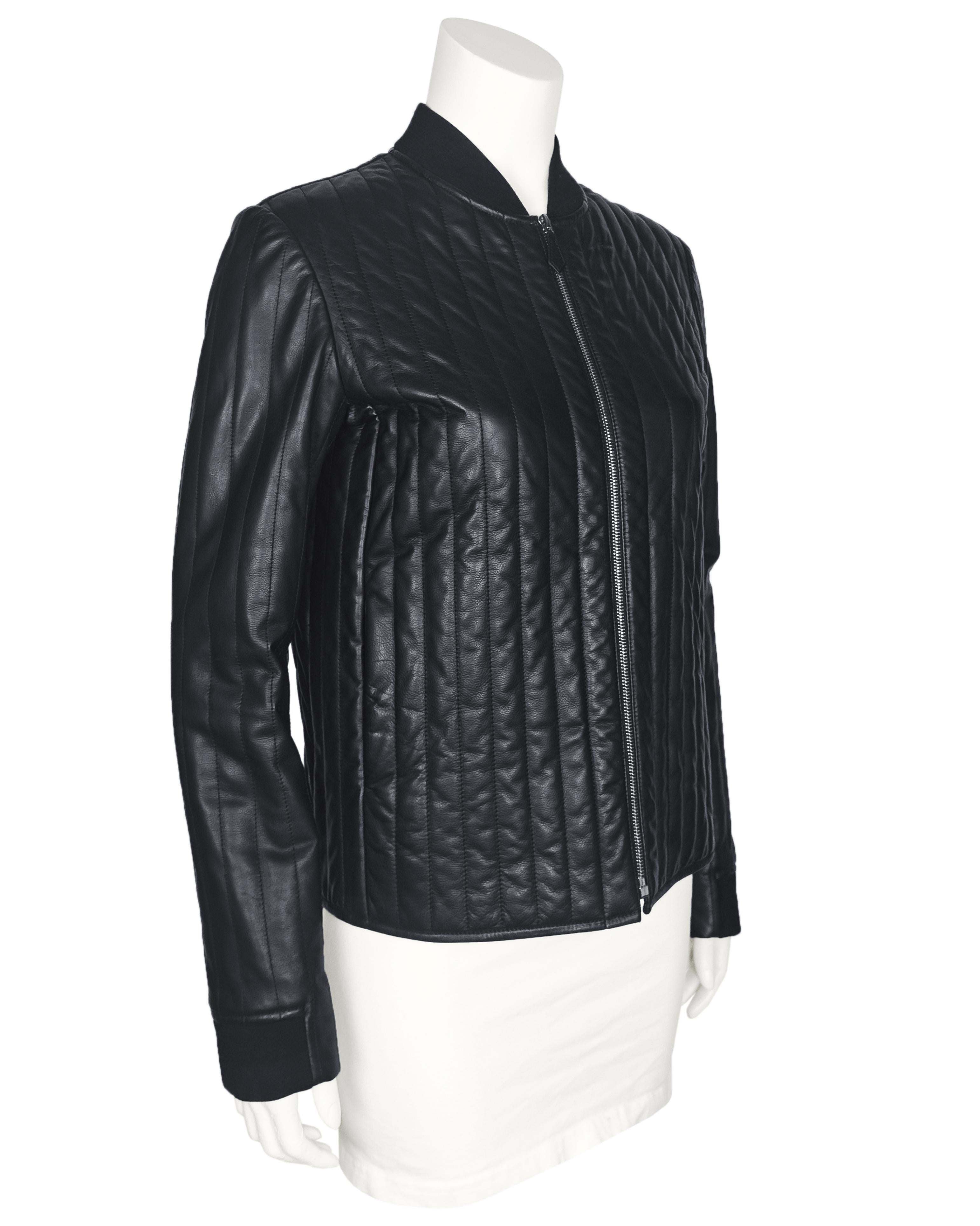 Diese schwarze, wattierte Lederjacke aus Martin Margielas Zeit bei Hermès (1997-2003) ist ein Beispiel für die diskrete Raffinesse, die seine Vision für das Haus ausmachte. Die Jacke aus geschmeidigem italienischem Lammfell verfügt über eine