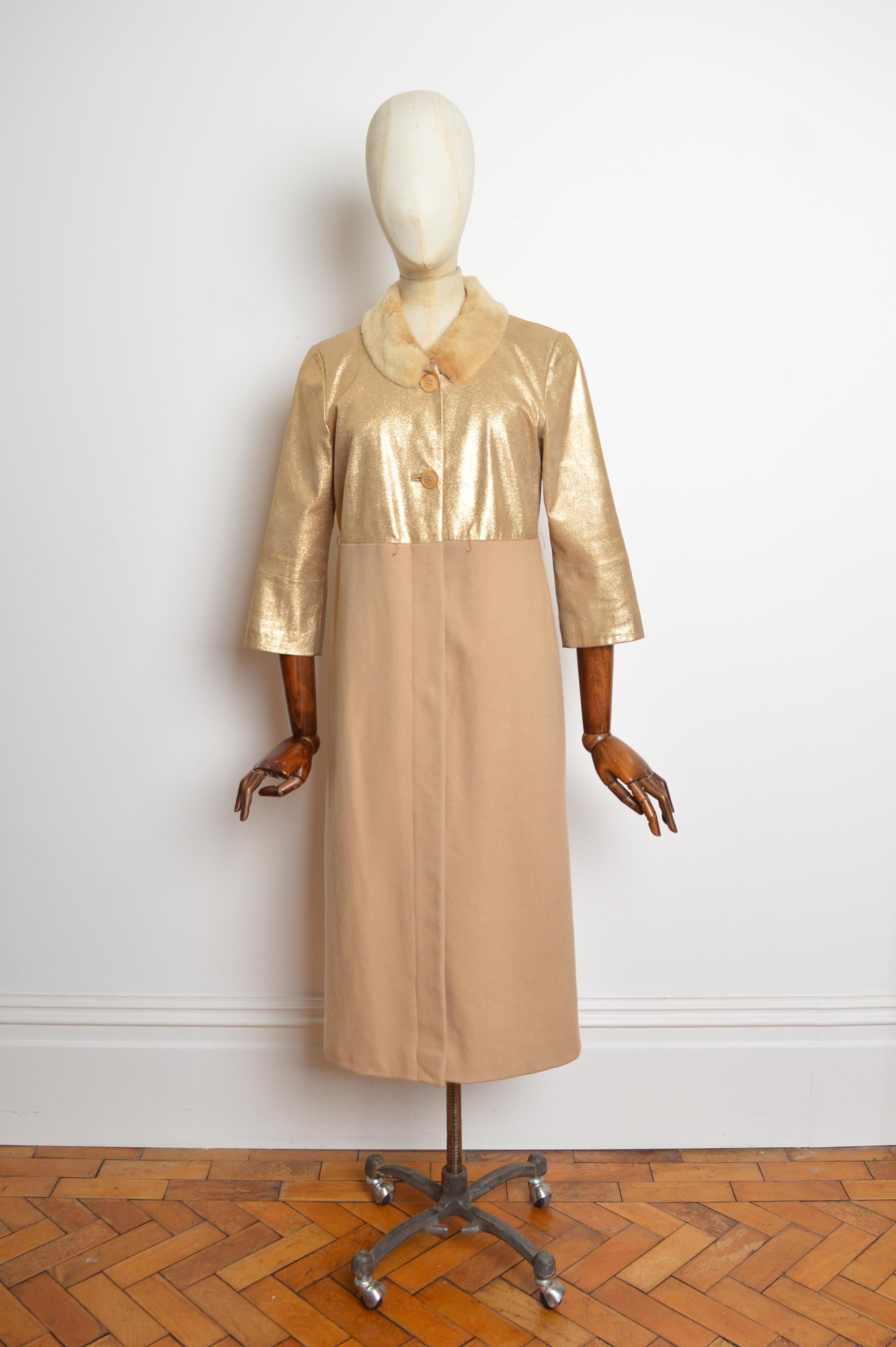 Un raro ed elegante cappotto con collo in visone di John Galliano dei primi anni 2000, realizzato in pelle lamé oro metallizzata e lana classica color crema. Il cappotto è completamente foderato, ha maniche a 3/4, chiusura frontale con bottoni e