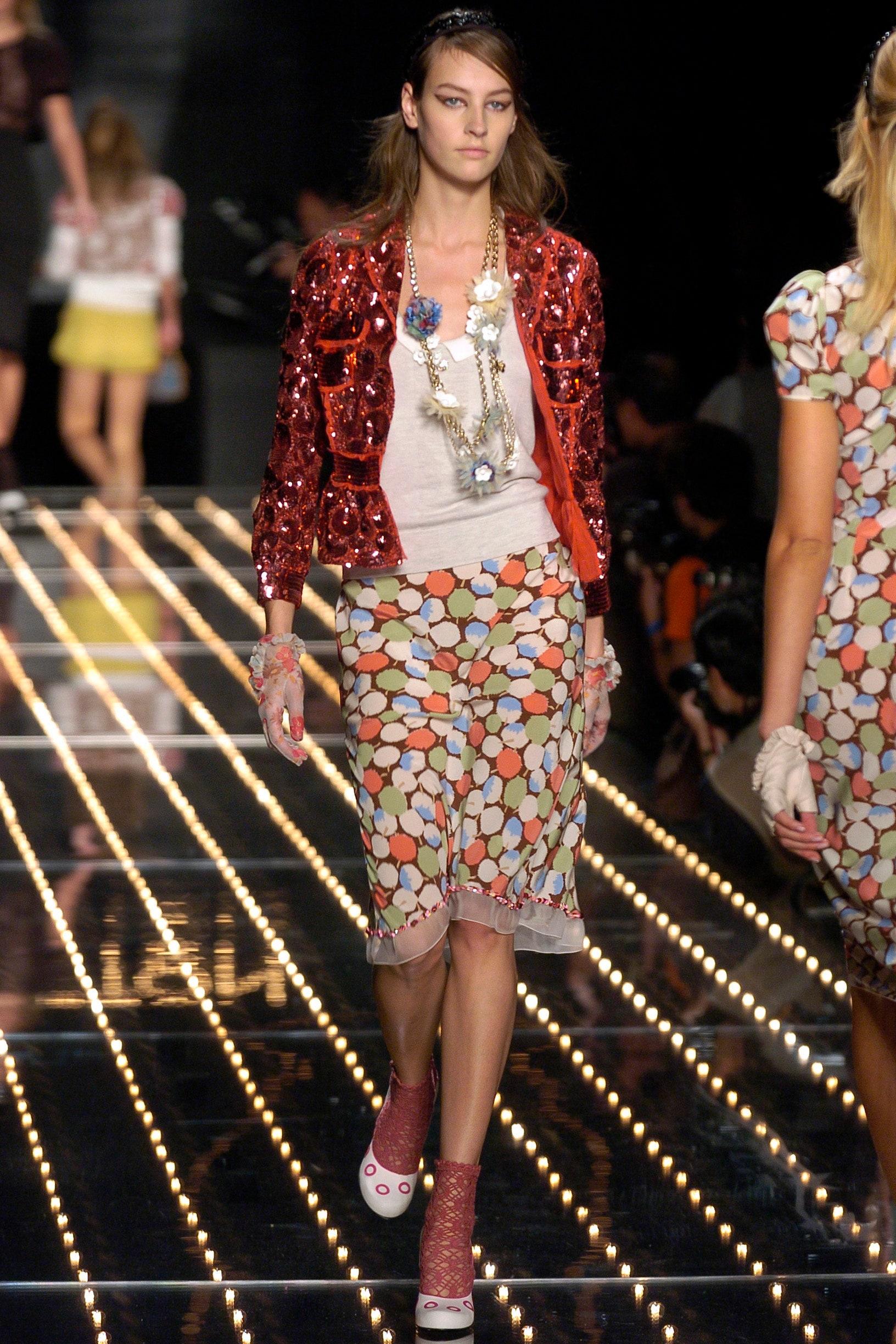Falda romántica y retro-chic Louis Vuitton by Marc Jacobs. La falda es de largo midi y corte al bies, con una forma ajustada y acampanada de los años 40. Fruncido y botones forrados con trabillas de tela en la espalda para abrochar. De seda muy