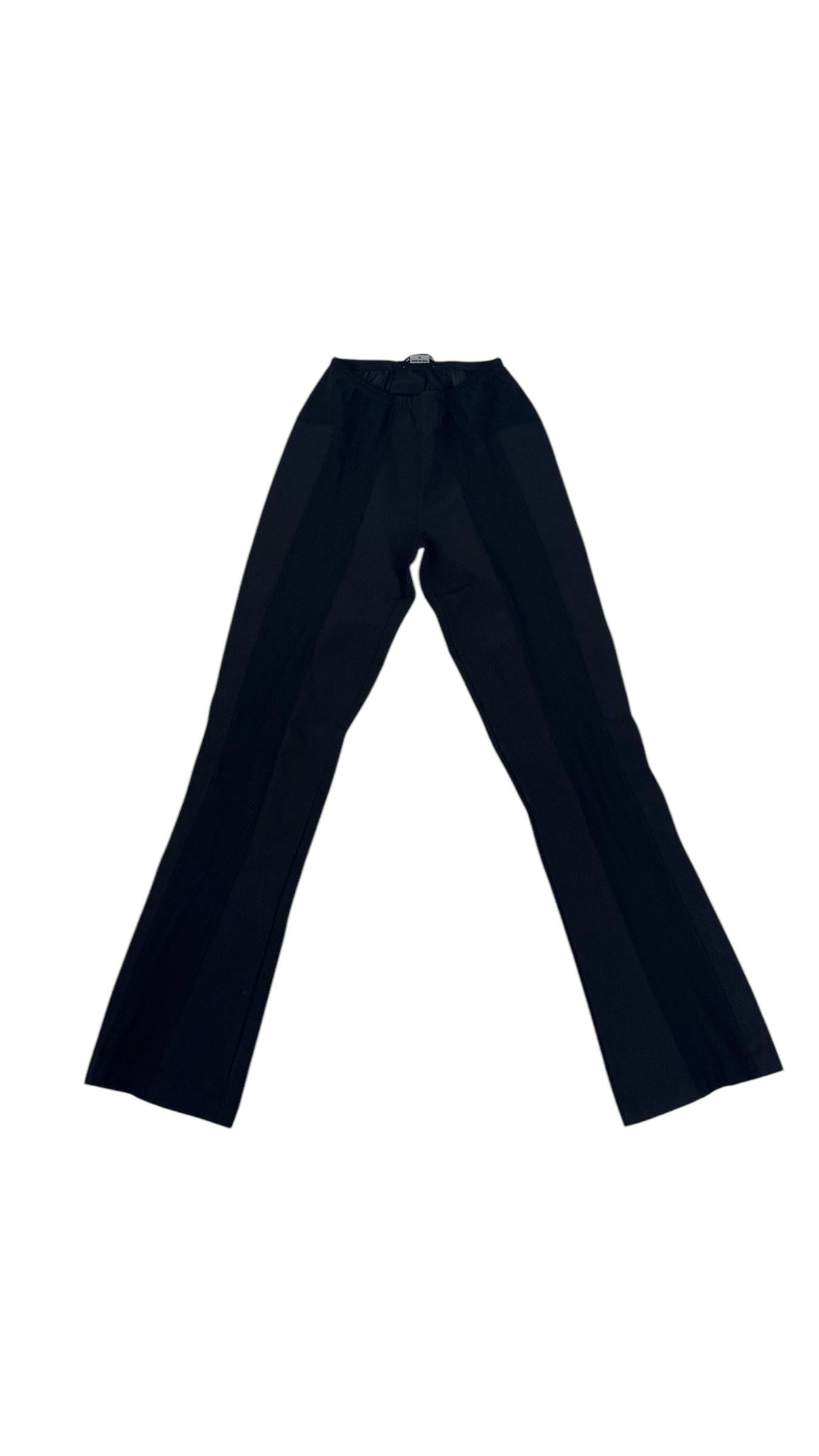 Rare legging noir Marithé + François Girbaud du début des années 2000, fabriqué en Italie dans un tissu extensible avec des panneaux en maille transparente le long des jambes, créant un jeu saisissant entre transparence et opacité. Conçu avec une