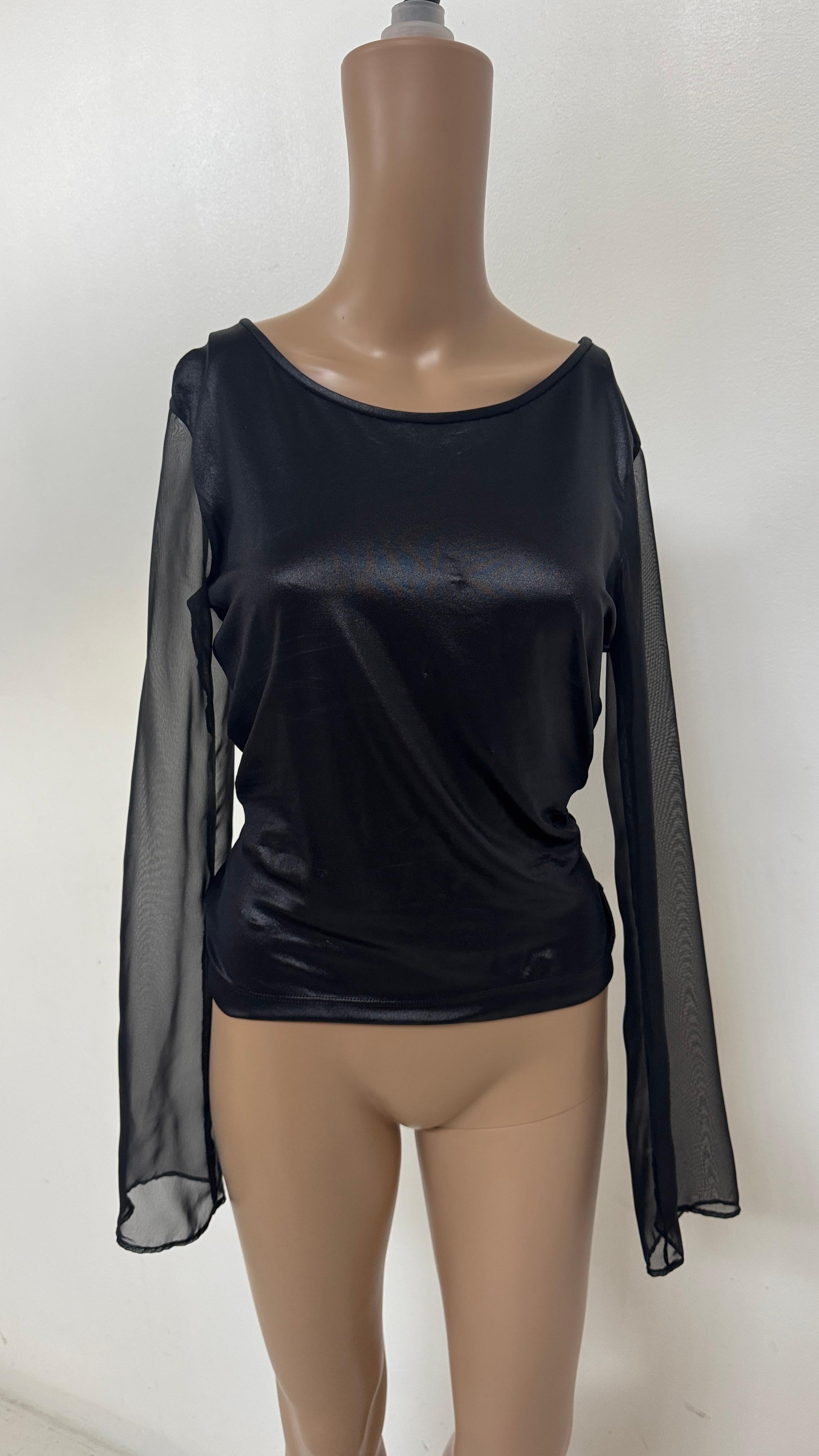 Seductor y elegante, este top de Plein Sud de principios de la década de 2000 captura a la perfección la fusión de sensualidad y minimalismo moderno característica de la marca. Confeccionada en Francia, la prenda presenta un suave tejido elástico