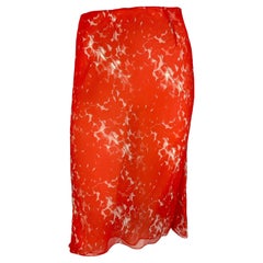 Début des années 2000, Prada, jupe midi en mousseline semi-transparente à fleurs rouges