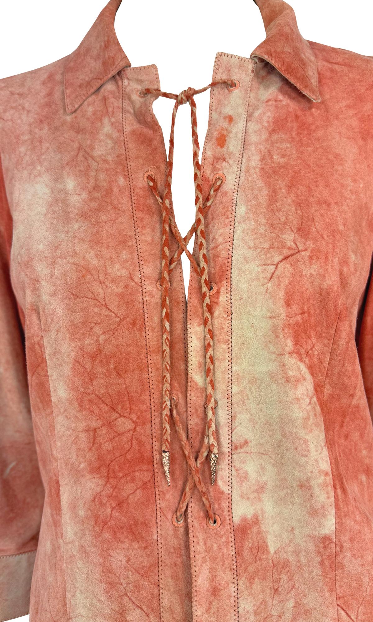 Este top de Roberto Cavalli de principios de la década de 2000 está confeccionado en ante teñido de naranja con un característico efecto desgastado. El diseño presenta una parte delantera con cordones, un cuello estructurado y mangas largas con