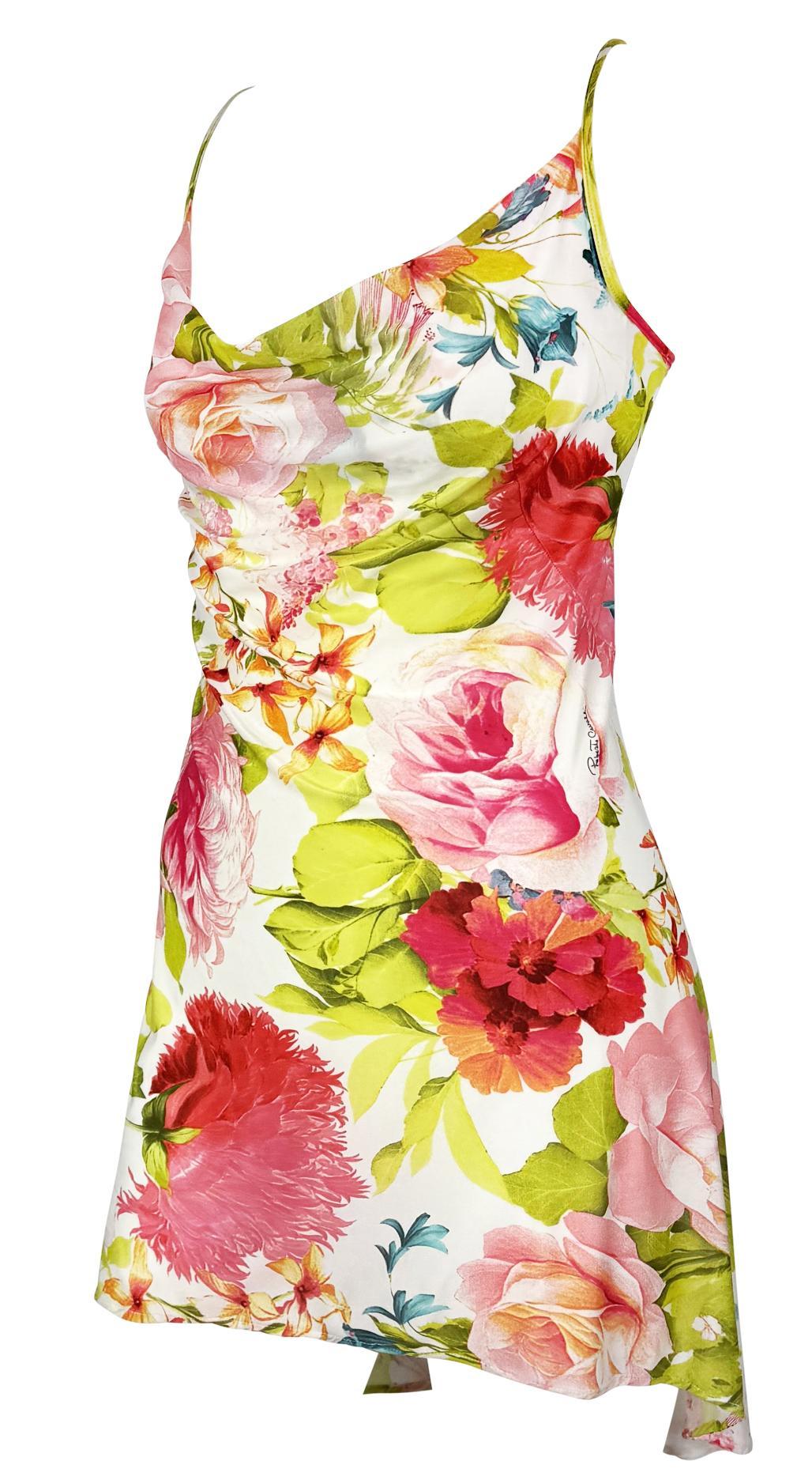 Dieses rosafarbene, geblümte Roberto Cavalli-Minikleid aus den frühen 2000er Jahren besticht durch seinen auffälligen Blumendruck auf einem weißen Satingrund. Mit Kuttenausschnitt und überkreuzten Spaghettiträgern am Rücken.

Ungefähre Maße:
Größe -