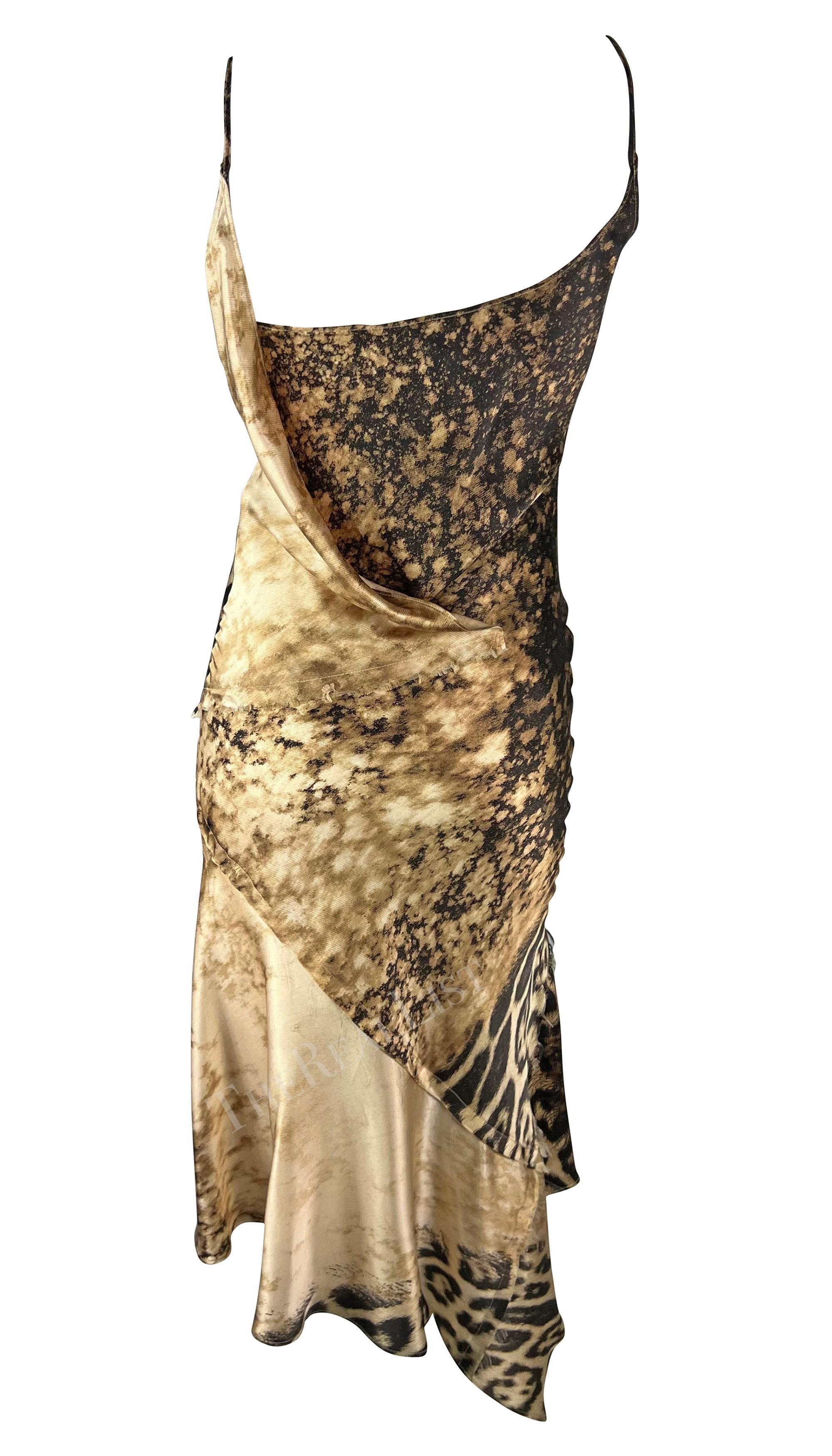 Beige Début des années 2000 Roberto Cavalli - Robe midi en soie imprimée guépard - Tan en vente