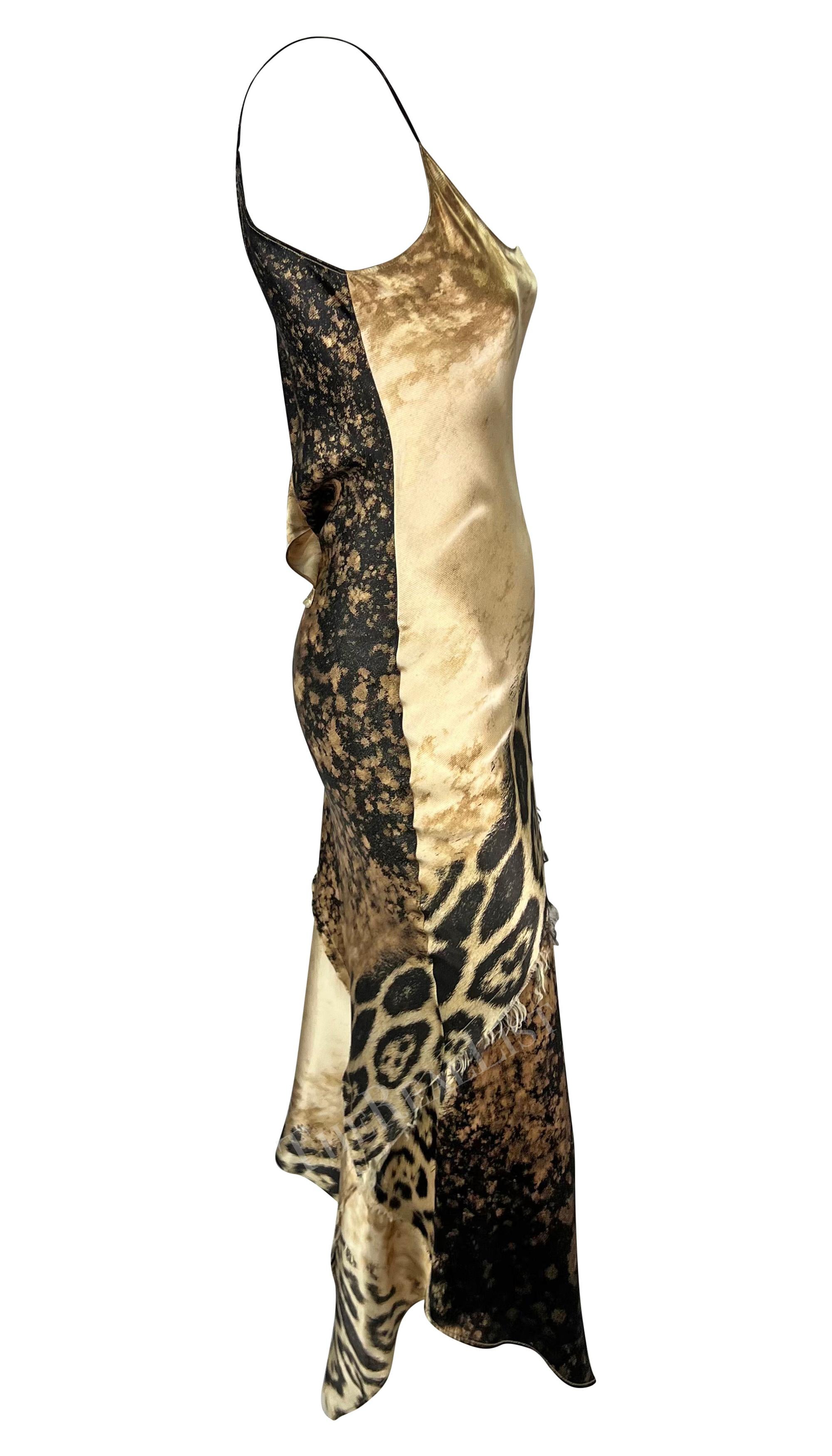 Début des années 2000 Roberto Cavalli - Robe midi en soie imprimée guépard - Tan Pour femmes en vente