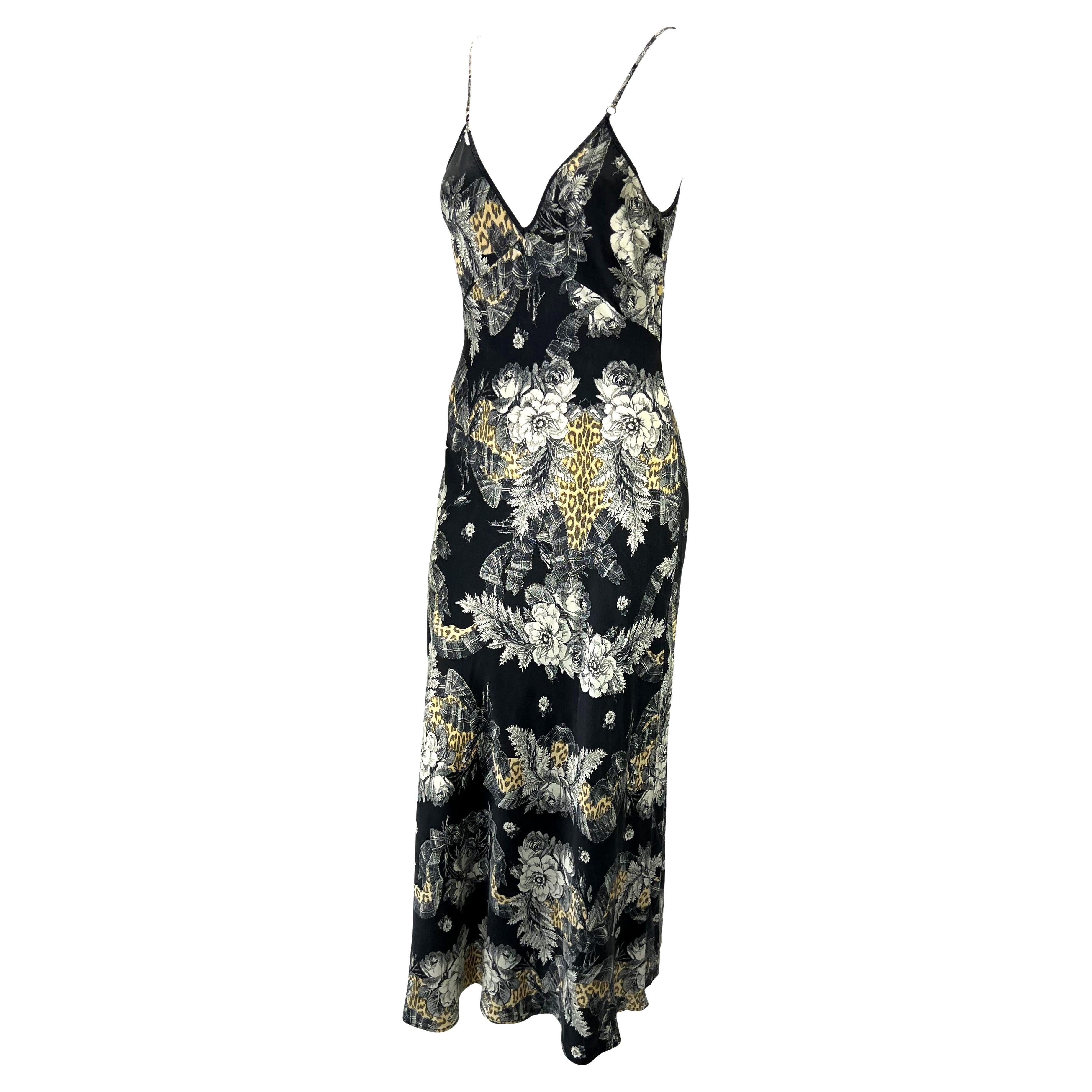 Présentation d'une robe moulante en soie imprimée conçue par Roberto Cavalli pour sa collection de vêtements intimes au début des années 2000. Le satin de soie délavé est orné d'un imprimé guépard et de motifs floraux sur toute sa surface. Cette