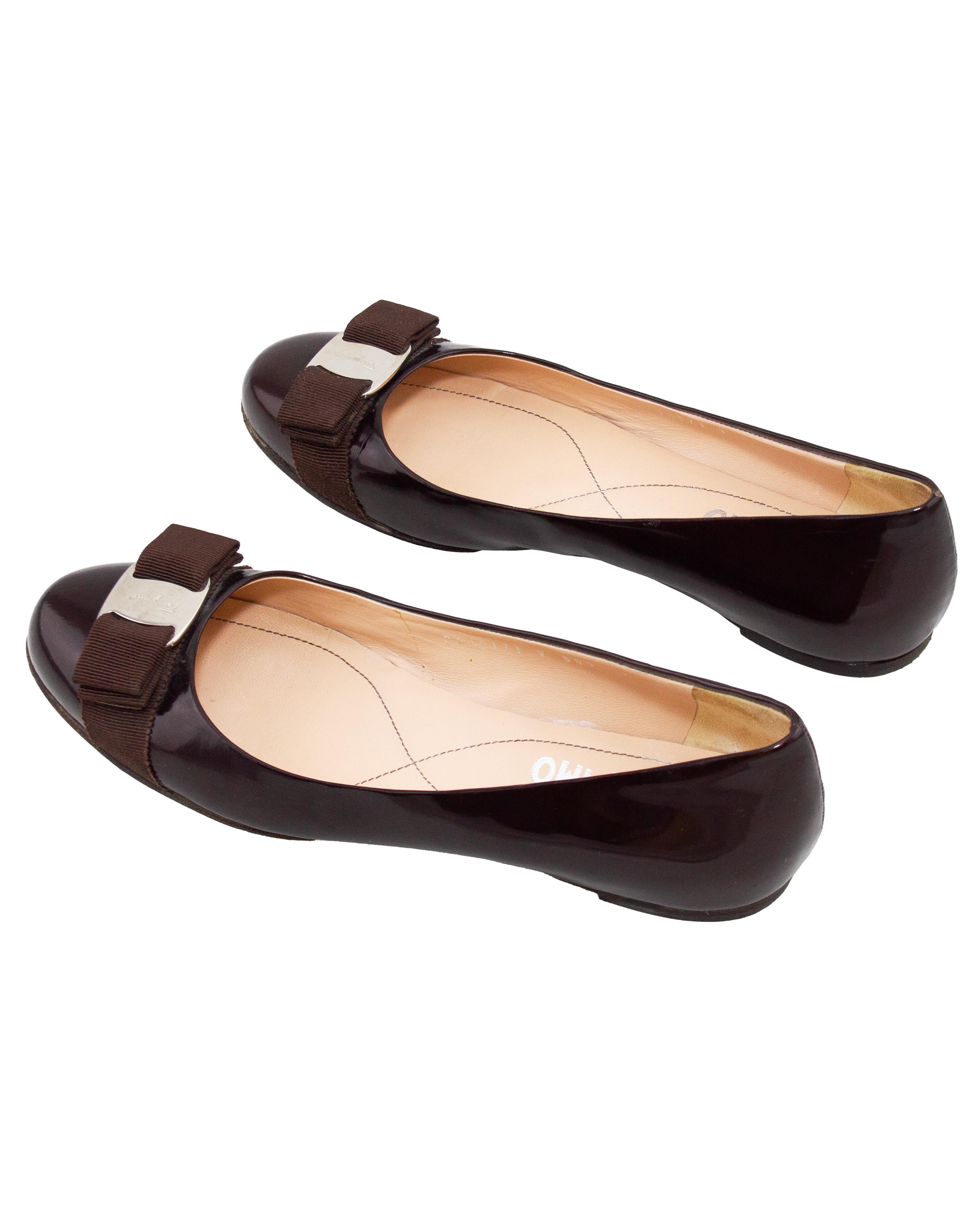 Beige Early 2000s Salvatore Ferragamo Varina Bow Brown Patent Leather Flats in vendita