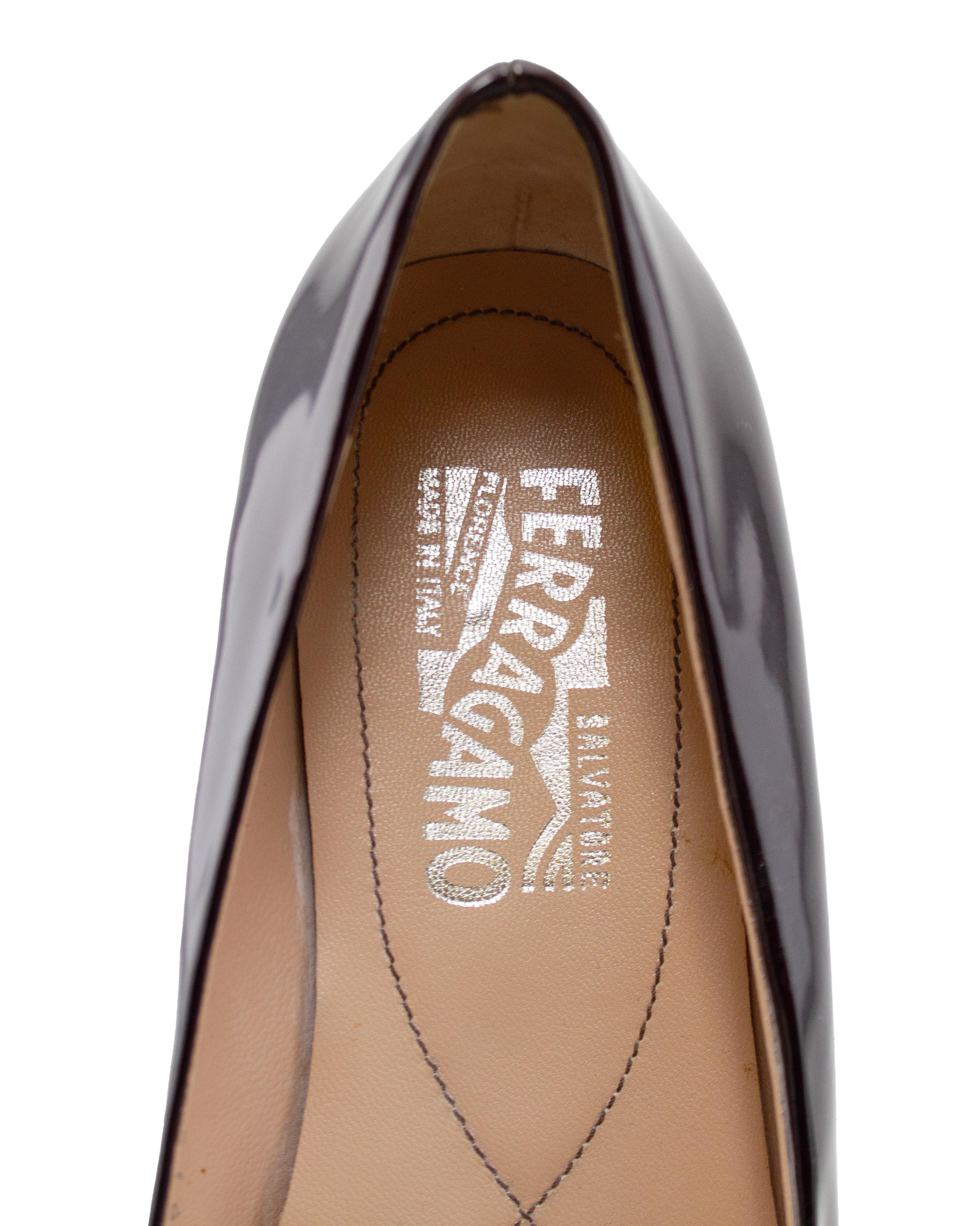 Donna Early 2000s Salvatore Ferragamo Varina Bow Brown Patent Leather Flats in vendita