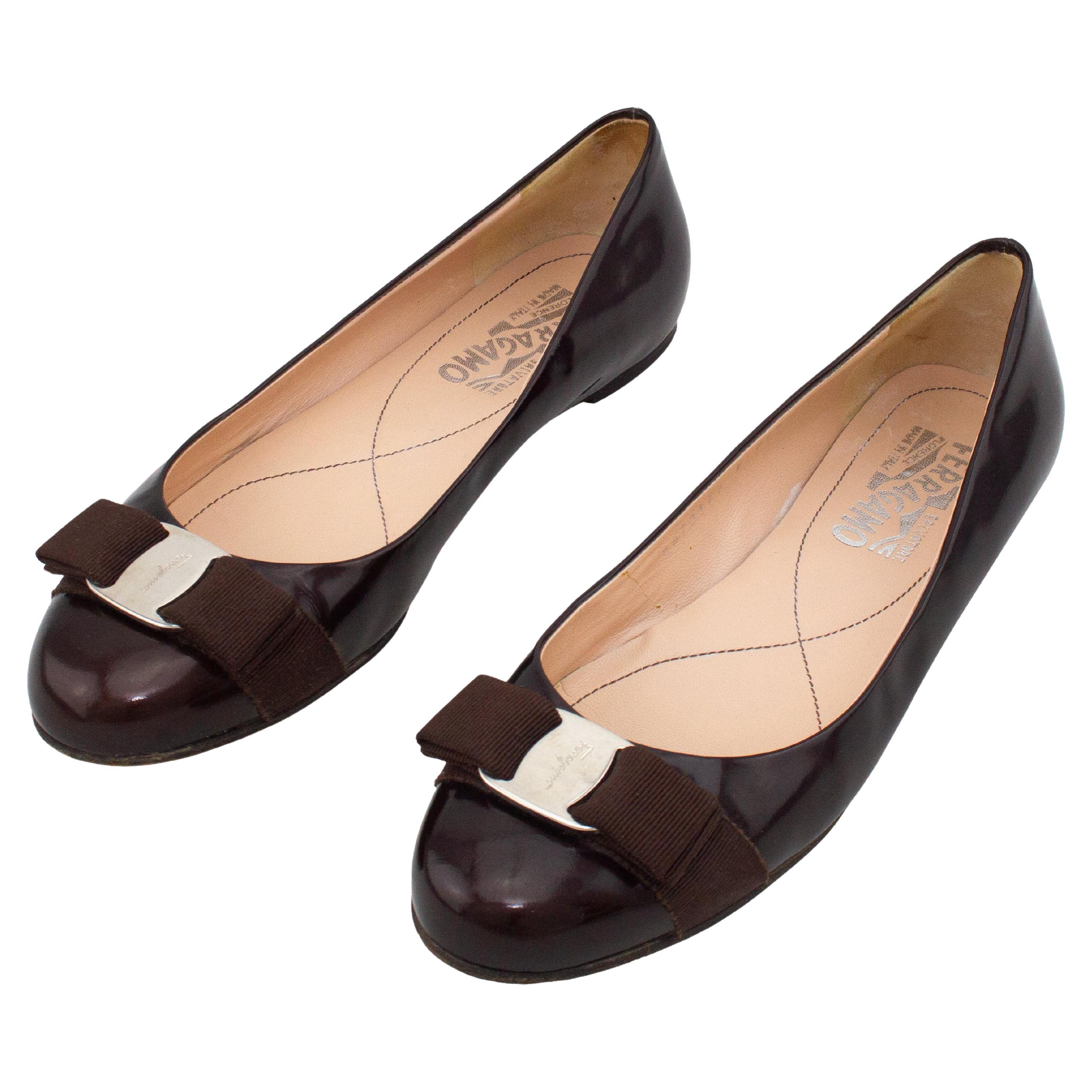 Early 2000s Salvatore Ferragamo Varina Bow Brown Patent Leather Flats in vendita