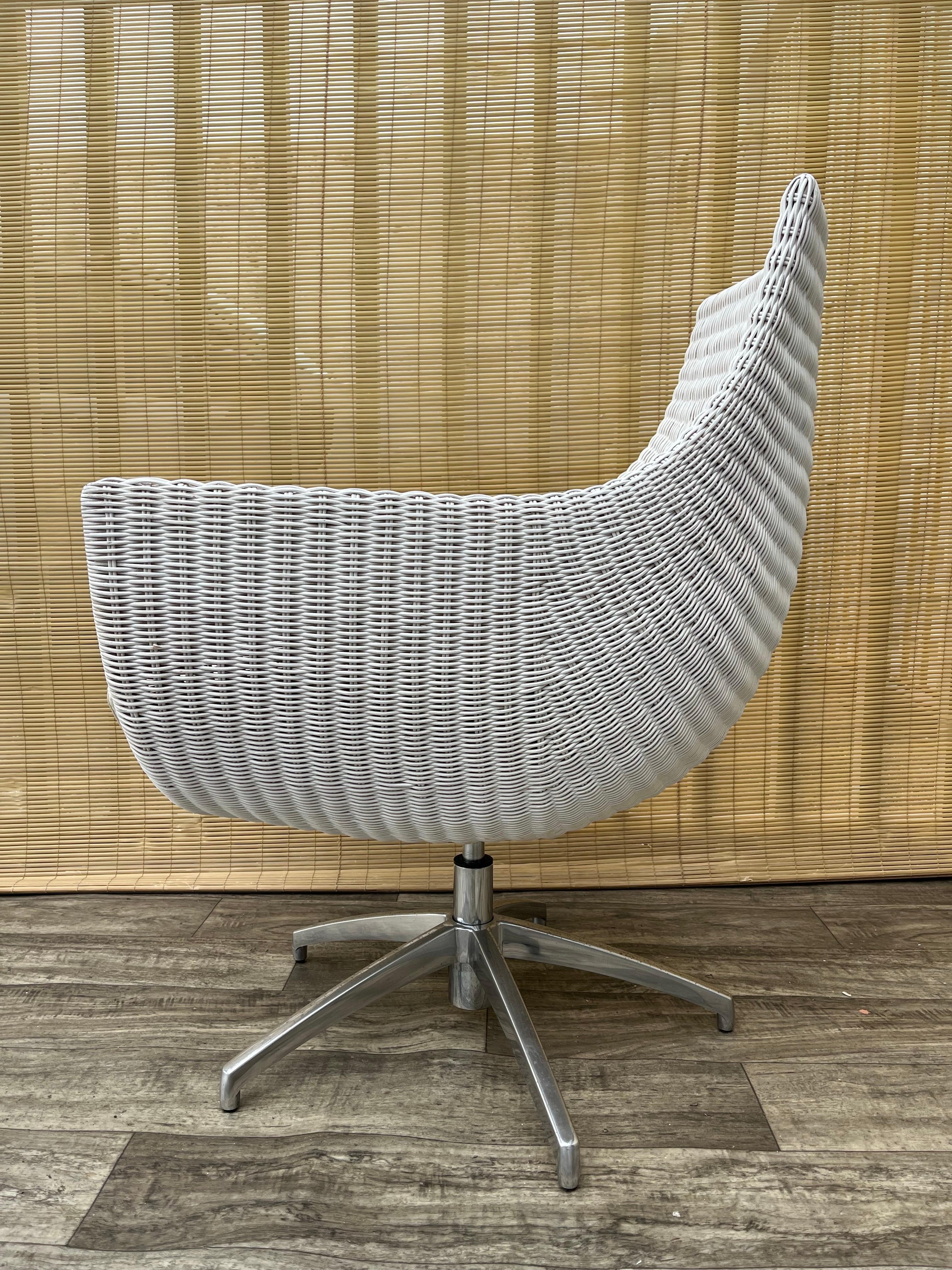 Silla de salón giratoria de mimbre de principios de la década de 2000, de Palecek Furniture. en venta 3