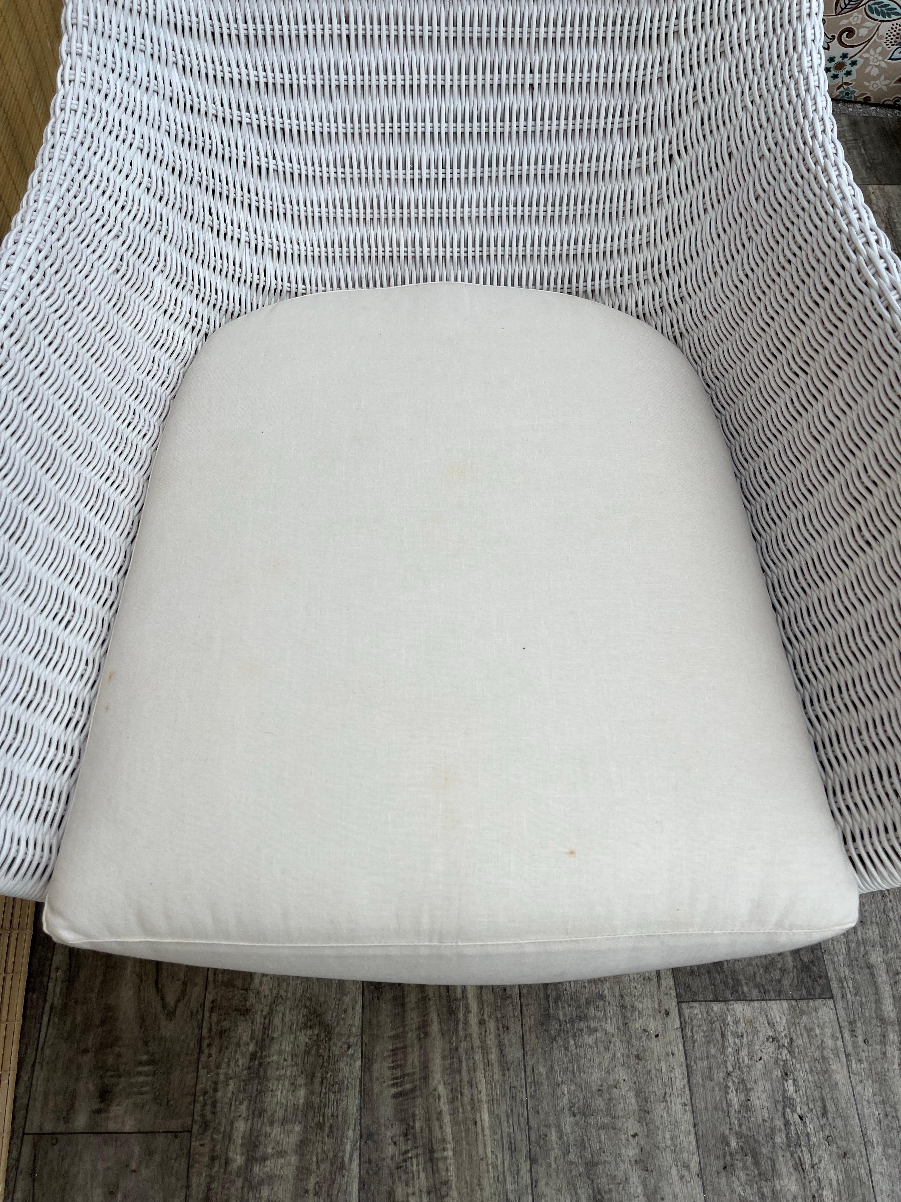 Silla de salón giratoria de mimbre de principios de la década de 2000, de Palecek Furniture. en venta 6