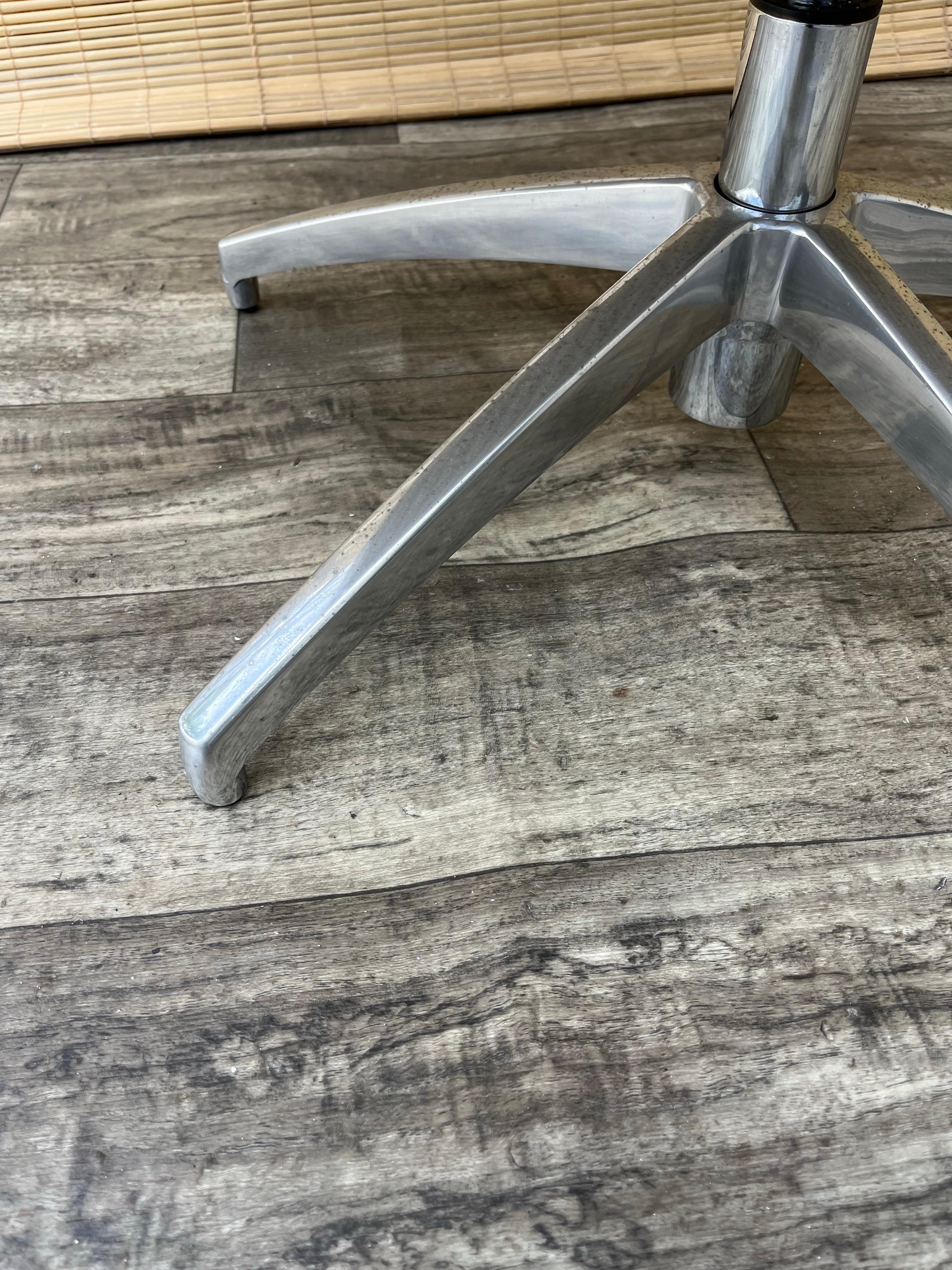 Silla de salón giratoria de mimbre de principios de la década de 2000, de Palecek Furniture. en venta 8