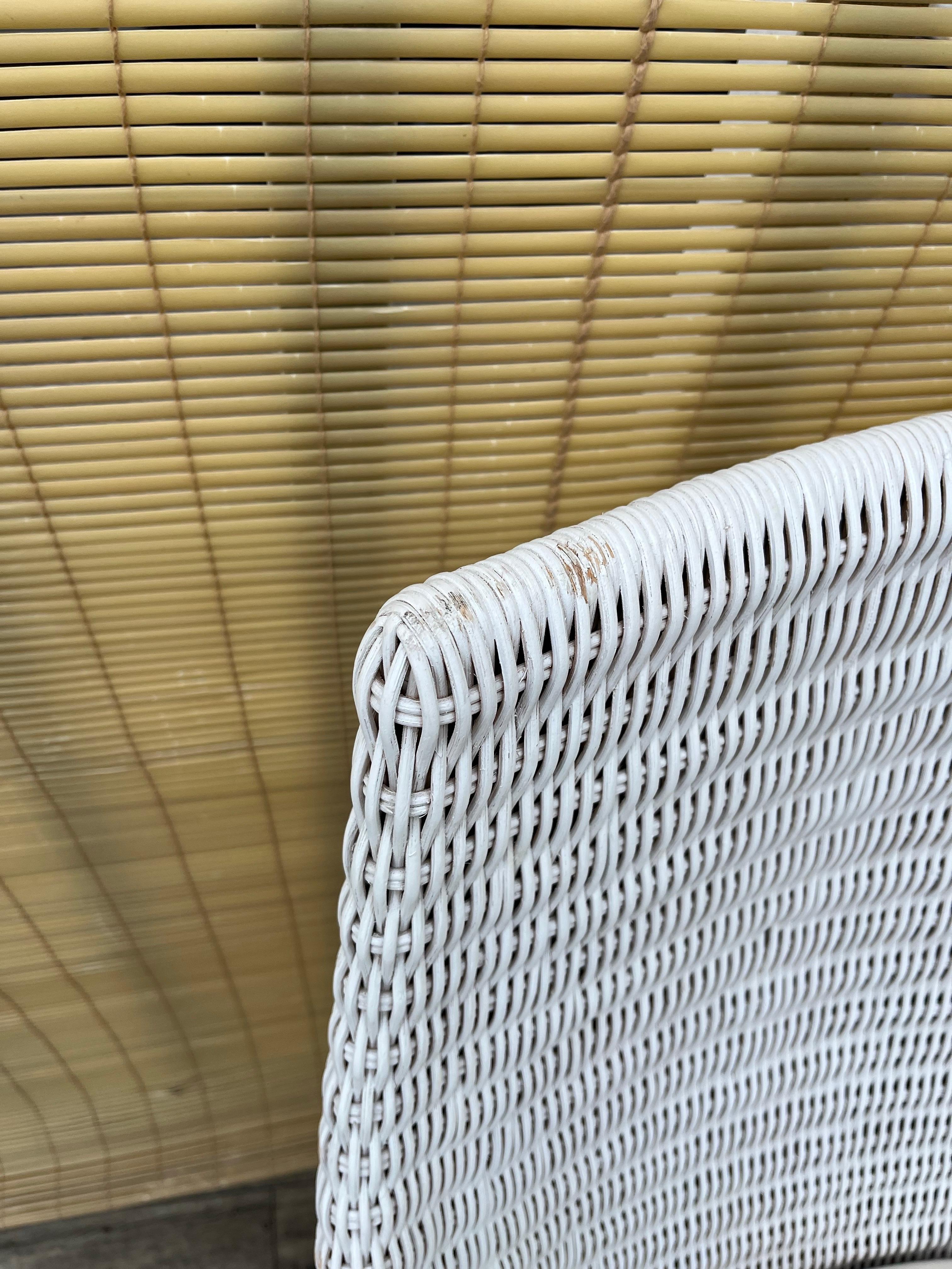 Silla de salón giratoria de mimbre de principios de la década de 2000, de Palecek Furniture. en venta 9