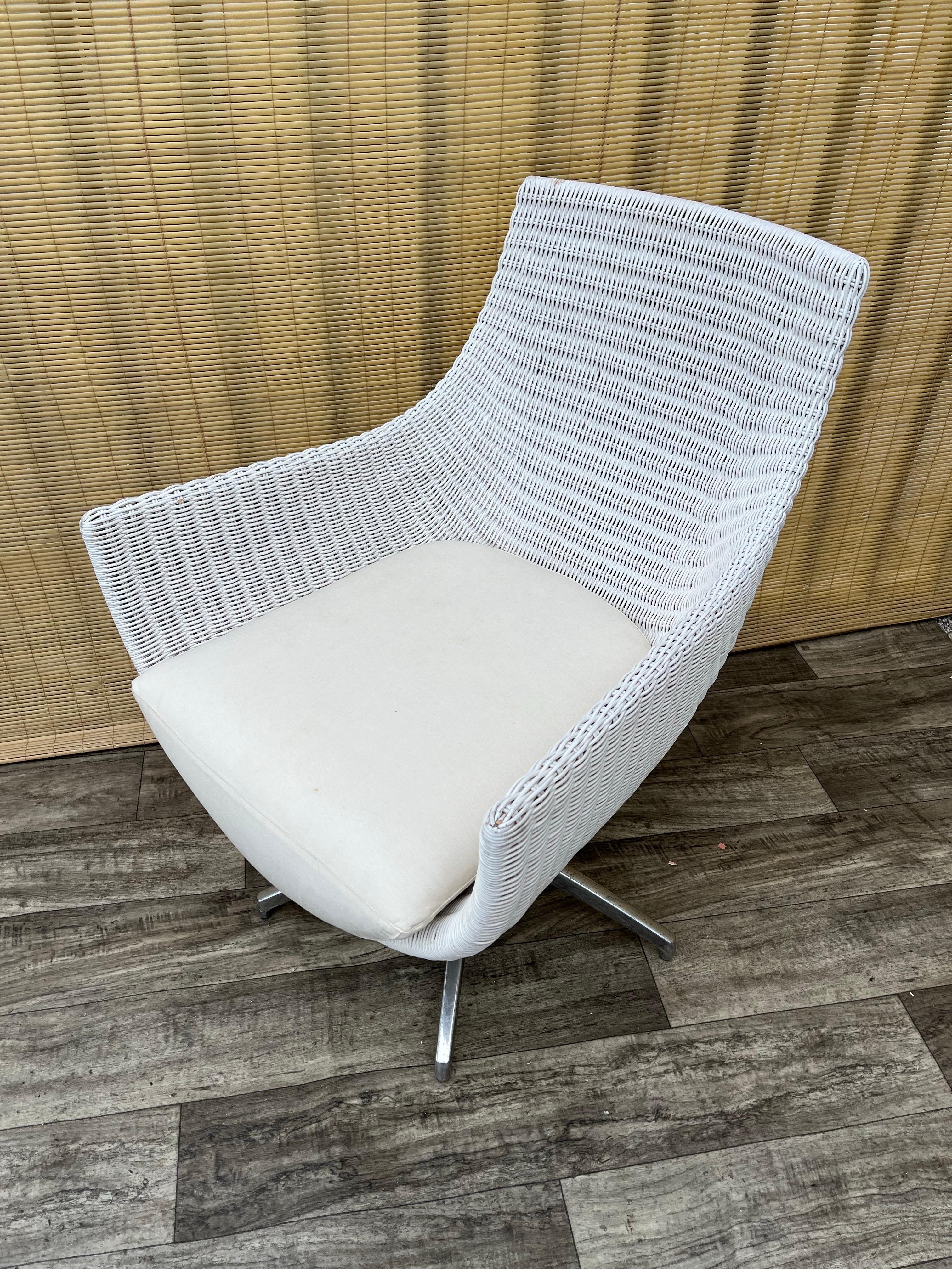 Silla de salón giratoria de mimbre de principios de la década de 2000, de Palecek Furniture. Moderno en venta